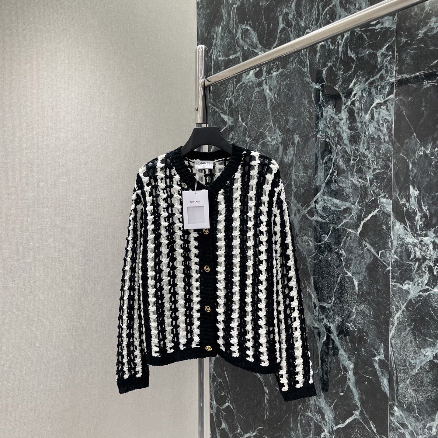 NO:903713,Xiaoxiang 26 early autumn new style hollow knitted cardigan, black and white striped design + gold double C buttons, simple and highly recognizable, hollow knitting technology, light and breathable, perfect for layering in spring and autumn! The version is loose, comfortable and fashionable, can be easily used in daily or light formal occasions, a must-have for fashionistas! One color SML, Chanel-clothing, chanel,19860909小香 26早秋新款 镂空针织开衫 黑白条纹设计+金色双 C纽扣 简约又超有辨识度 镂空针织工艺 轻盈透气,春秋叠穿超适合!版型宽松 舒适又时髦 日常或轻正式场合都能轻松驾驭 时髦精们必入!一个色SML,香奈儿-服装,chanel,,Women's clothing