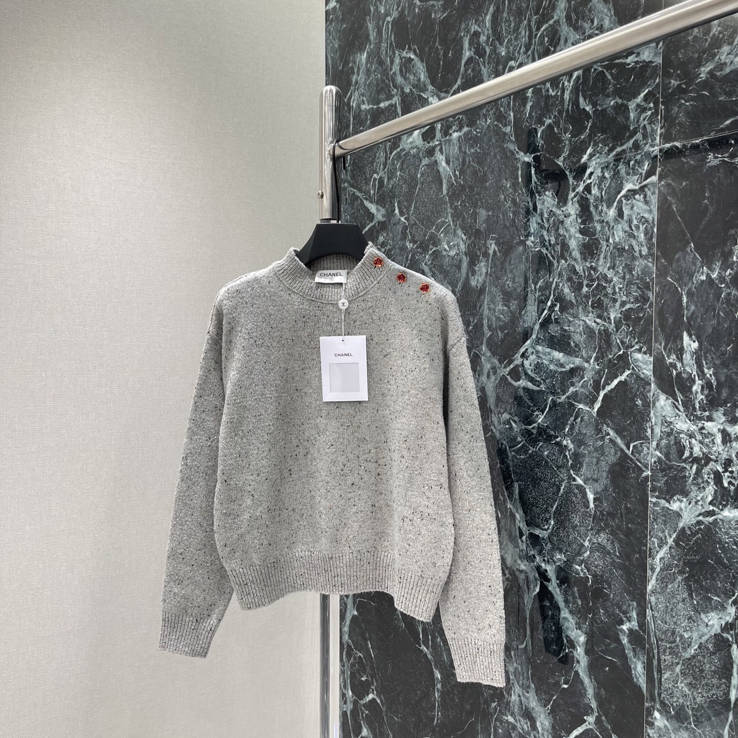 NO:903703,Xiaoxiang 26 early autumn new style knitted long-sleeved sweater, simple round neck design, red flower buttons on the shoulders are super exquisite, full of details, gray is versatile, can be easily matched with various styles, can be held in daily or formal occasions, full of brand identity! One color SML, Chanel-clothing, chanel, sweaters,19860909小香 26早秋新款 针织长袖毛衣 简约圆领设计 肩部红色花朵扣子超精致,细节满分 灰色百搭 轻松搭配各种风格 日常或正式场合都能hold住 品牌身份感拉满!一个色SML,香奈儿-服装,chanel,sweaters,,Women's clothing