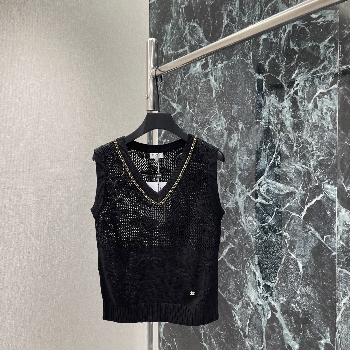 NO:903695,Xiaoxiang 26 early autumn new model Hollow knitted vest V-neck sleeveless design Hollow pattern + gold chain embellishment Exquisite and elegant. Knitted fabric is light and breathable Super comfortable to wear in spring and summer, versatile to wear alone or inside. Easy to control for daily commuting and vacation, fashionable and practical ~ two colors SML, Chanel-clothing, chanel,19860909小香 26早秋新款 镂空针织背心 V领无袖设计 镂空花纹+金色链条点缀 精致优雅.针织面料轻薄透气 春夏穿超舒服,单穿或内搭都很百搭 日常通勤 度假都能轻松驾驭,时髦又实用~两个色SML,香奈儿-服装,chanel,,Women's clothing