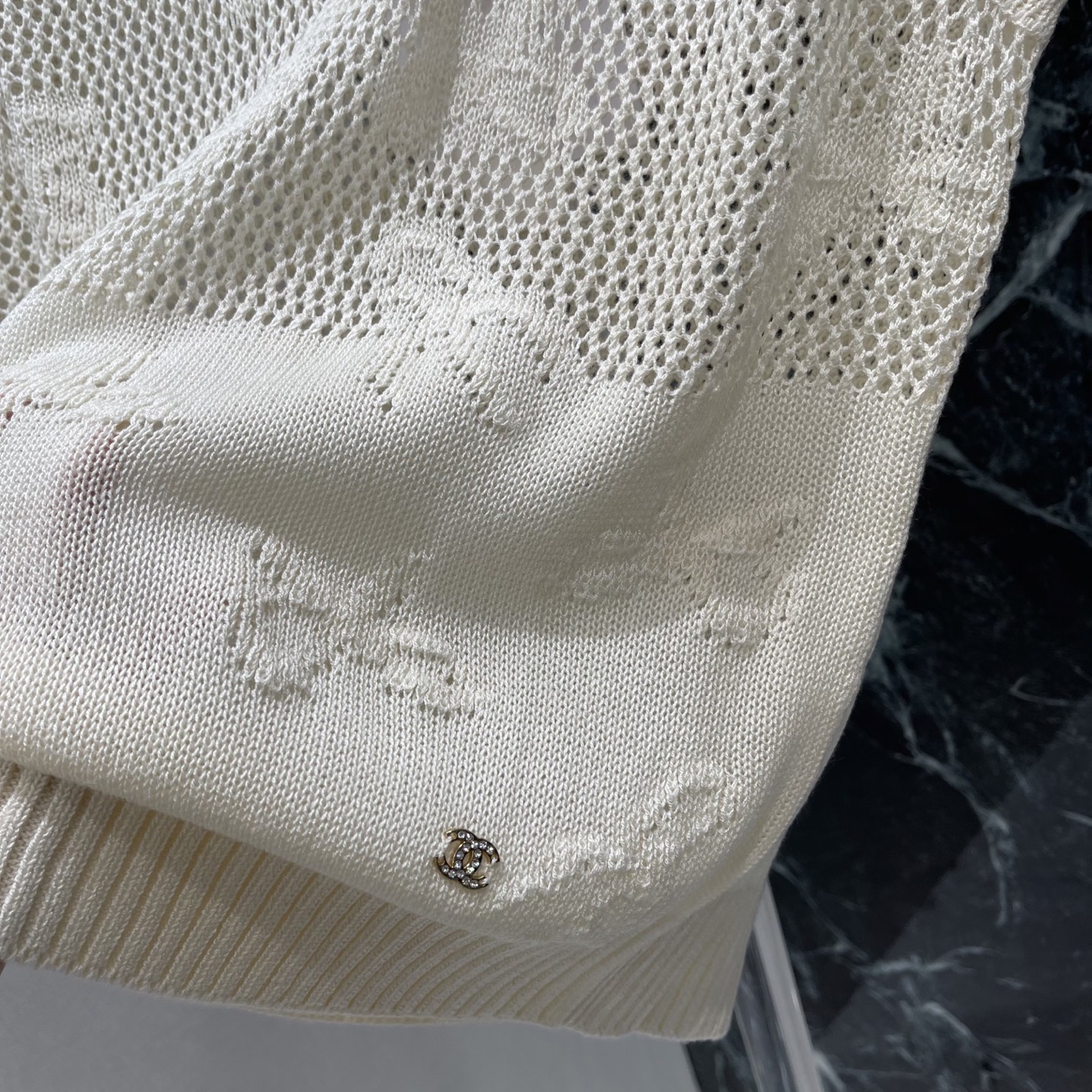 小香 26早秋新款 镂空针织背心 V领无袖设计 镂空花纹+金色链条点缀 精致优雅。针织面料轻薄透气 春夏