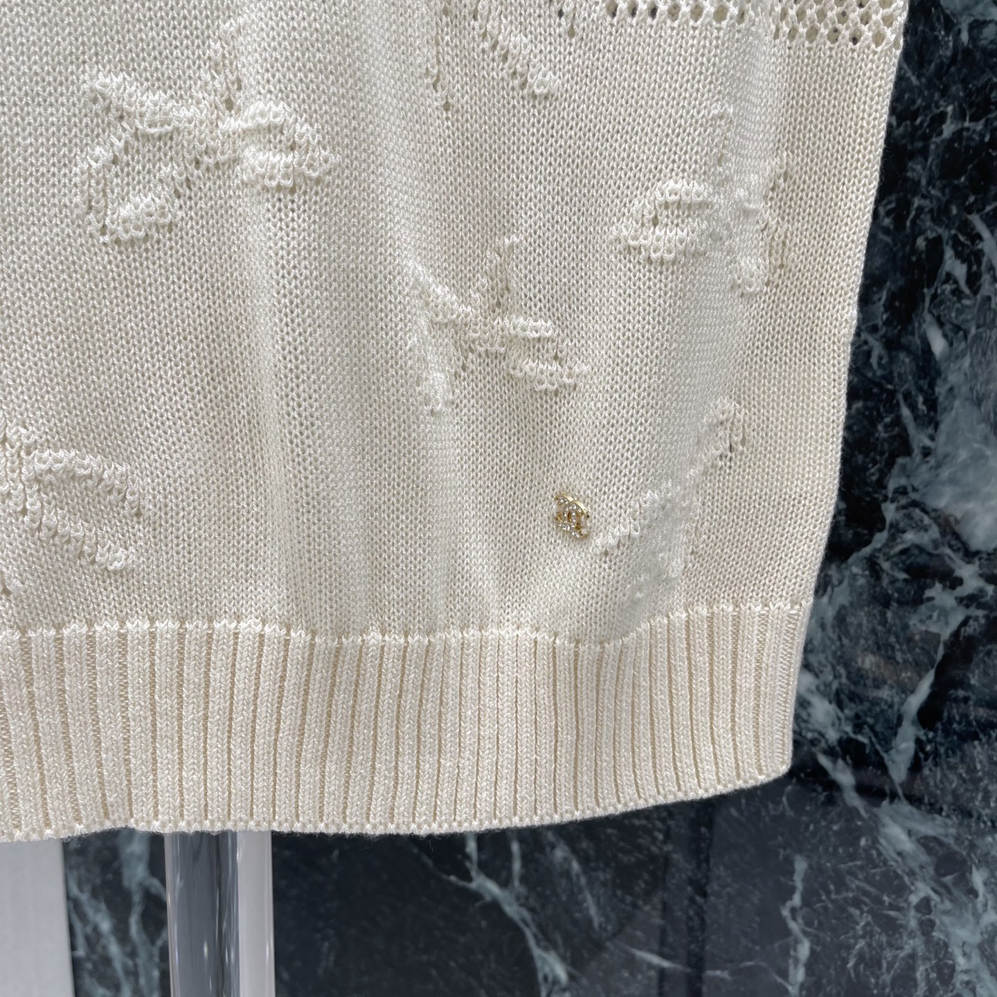小香 26早秋新款 镂空针织背心 V领无袖设计 镂空花纹+金色链条点缀 精致优雅。针织面料轻薄透气 春夏