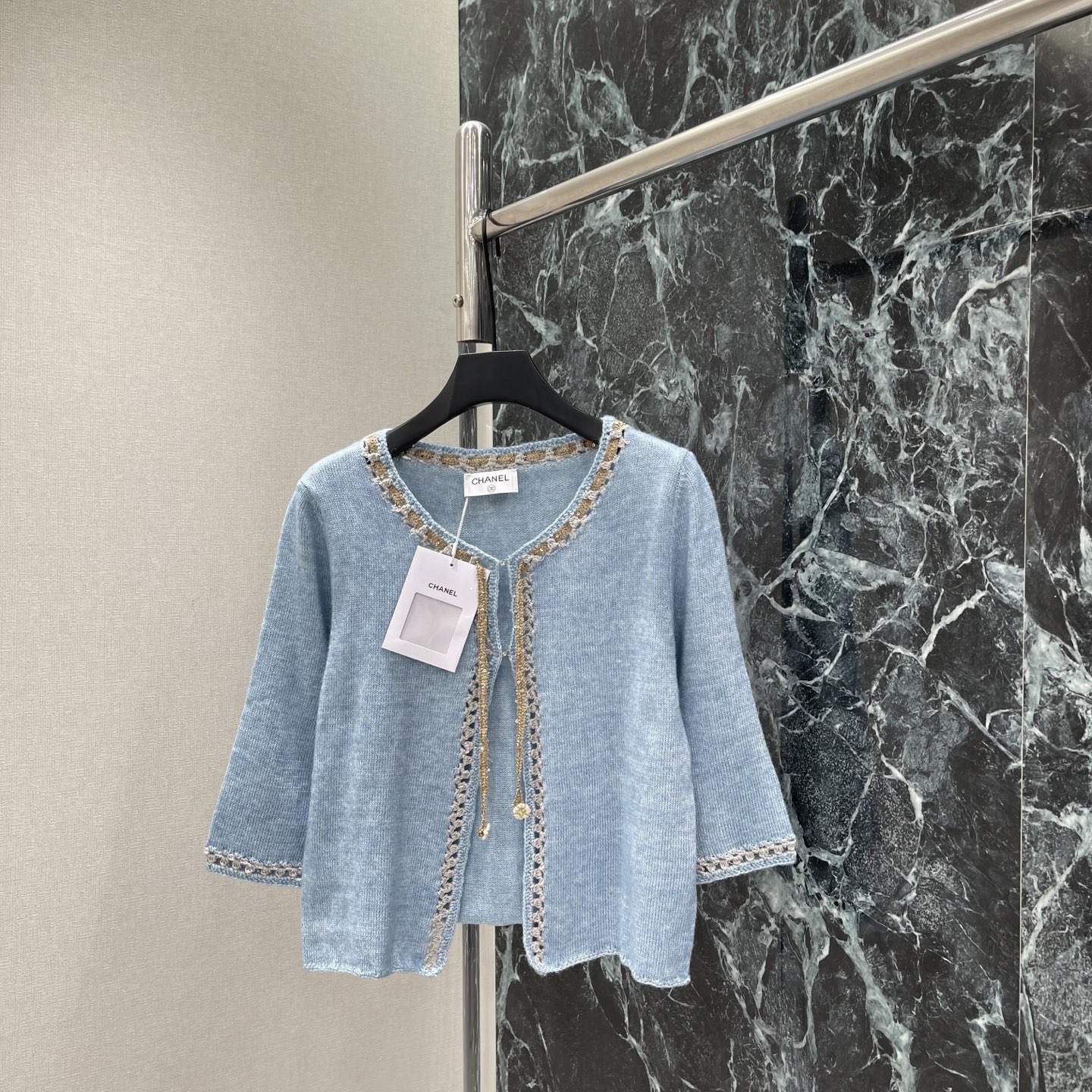 NO:903689,Xiaoxiang's 26th early autumn new braided rope knitted cardigan is made of soft and delicate knitted fabric, skin-friendly and comfortable. The neckline and placket are hand-woven lace. The platinum color scheme is super exquisite and the details are perfect! The loose version is highly tolerant and can be easily worn for a high-end feel. It can be easily worn in daily or formal occasions~ two colors SML, Chanel-clothing, chanel,19860909小香 26早秋新款 编织绳针织开衫 采用柔软细腻针织面料 亲肤又舒适 领口和门襟手工编织花边 白金配色超精致 细节满分!宽松版型 包容性强 轻松穿出高级感 日常或正式场合都能轻松驾驭~两个色SML,香奈儿-服装,chanel,,Women's clothing