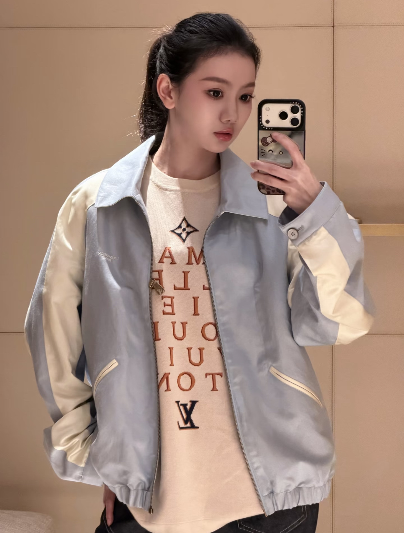 路易 26早秋新款 撞色夹克外套 浅蓝主色+米白拼接 后背刺绣字母辨识度满满 简约又有运动感 轻质面料 