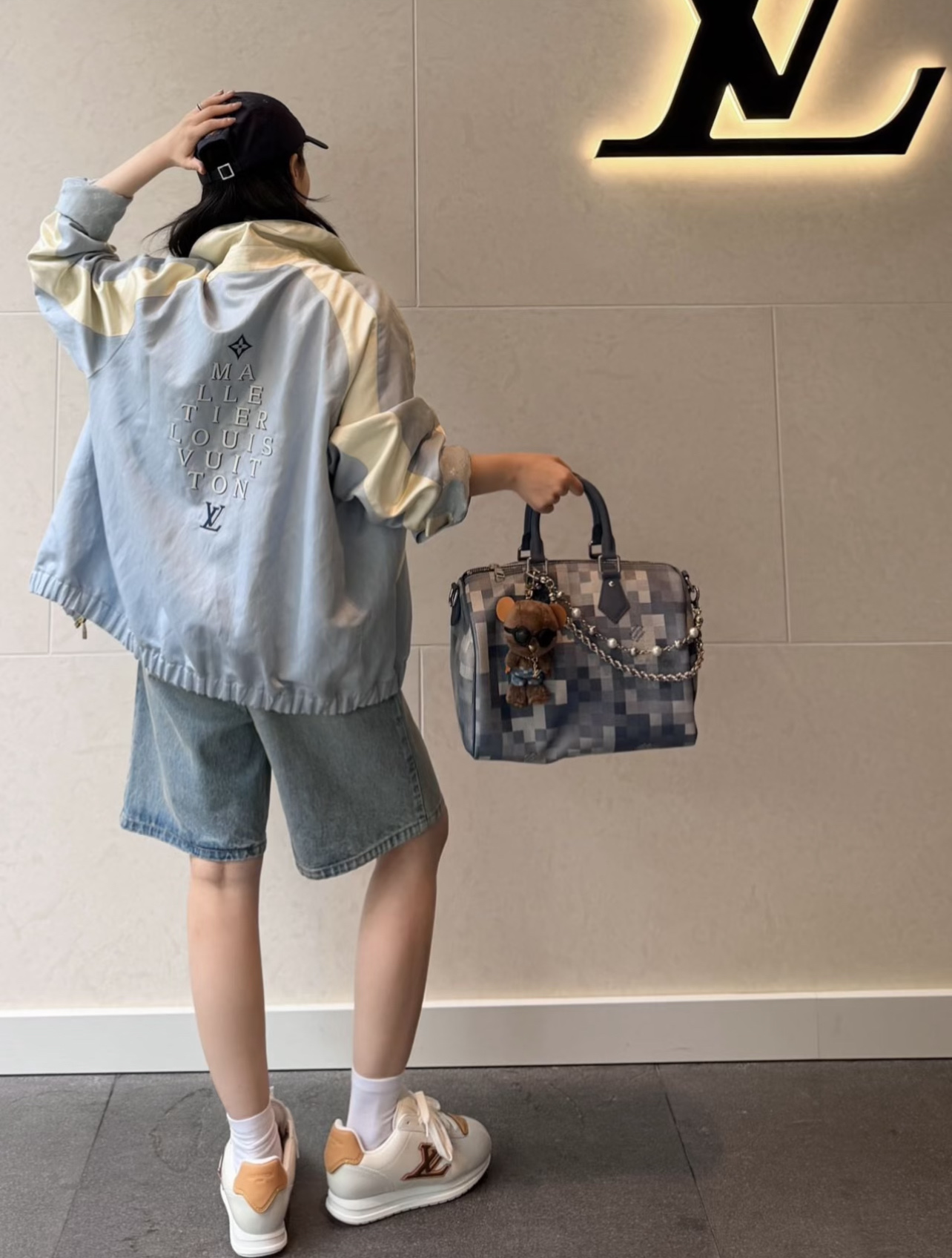 路易 26早秋新款 撞色夹克外套 浅蓝主色+米白拼接 后背刺绣字母辨识度满满 简约又有运动感 轻质面料 