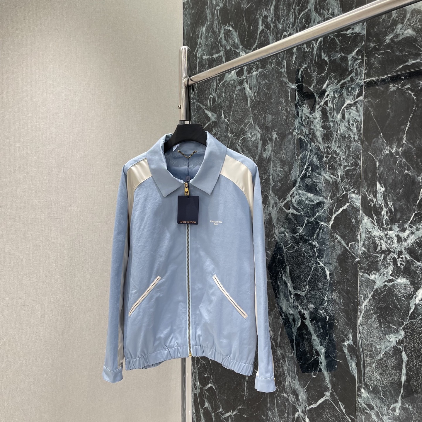 NO:903658,Louis 26 early autumn new style, contrasting color jacket, light blue main color + off-white stitching, fully recognizable embroidered letters on the back, simple and sporty, lightweight fabric, zipper + lapel design, easy to use in daily or casual occasions, LV logo on the chest is very recognizable, same style for men and women, comfortable and fashionable, a must-have for urban casual style! One color SML, Louis Vuitton-clothing, louis vuitton, louis vuitton, jackets &  coats,jackets & coats,19860909路易 26早秋新款 撞色夹克外套 浅蓝主色+米白拼接 后背刺绣字母辨识度满满 简约又有运动感 轻质面料 拉链+翻领设计 日常或休闲场合都能轻松驾驭 胸前LV标识超有辨识度 男女同款 舒适又时髦,都市休闲风必备!一个色SML,路易威登-服装,louis vuitton,louis vuitton,jackets & coats,jackets & coats,,Women's clothing
