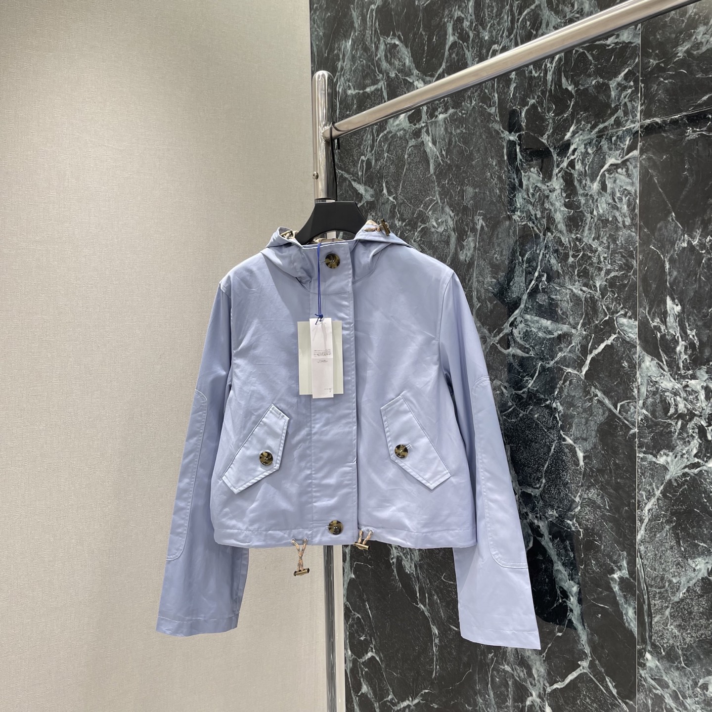 NO:903651,BBR 26 early autumn new style short jacket, classic plaid lining + metal buttons, full of British style. The hooded design is practical and fashionable. The short cut optimizes body proportions. Friendly for small people! The baby blue color is fresh and soft. It can be easily managed for daily commuting and leisure. Easily get a high-end look ~ two colors SML, Burberry-clothing, jackets & coats, hats,19860909BBR 26早秋新款 短款夹克 经典格纹内衬+金属排扣,英伦风满满 连帽设计实用又时髦 短款剪裁优化身材比例 小个子友好!Baby蓝配色清新柔和 日常通勤、休闲都能轻松驾驭 轻松get高级感穿搭~两个色SML,博柏利-服装,jackets & coats,hats,,Women's clothing