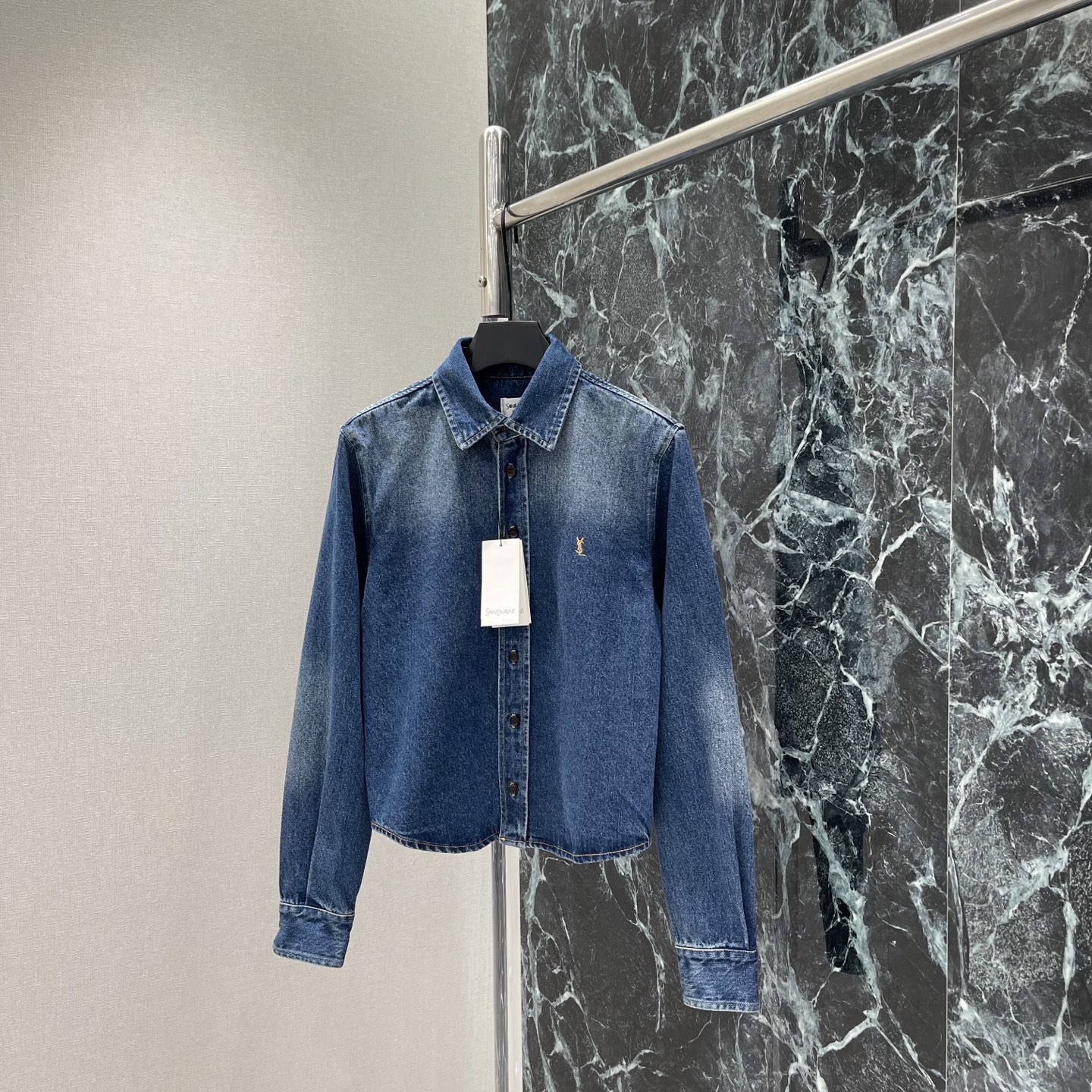 NO:922642,Saint Laurent 26 early autumn new denim long-sleeved shirt. The brand embroidery on the chest is very recognizable. The fit is loose and can be worn alone or layered! The dark blue is versatile and can be paired with white T or jeans. It is easy to get the American retro style ~ it can be worn for daily commuting and leisure. It is practical and stylish. It is a must-have item in the wardrobe! One color SML, Saint Laurent-clothing, saint laurent, jeans, shirts,19860909圣罗兰 26早秋新款 牛仔长袖衬衫 胸前品牌刺绣超有辨识度 版型宽松 单穿或叠搭都很OK!深蓝色百搭 配白T或牛仔裤 轻松get美式复古风~日常通勤、休闲都能穿,实用又有型,是衣橱必备单品!一个色SML,圣罗兰-服装,saint laurent,jeans,shirts,,Women's clothing