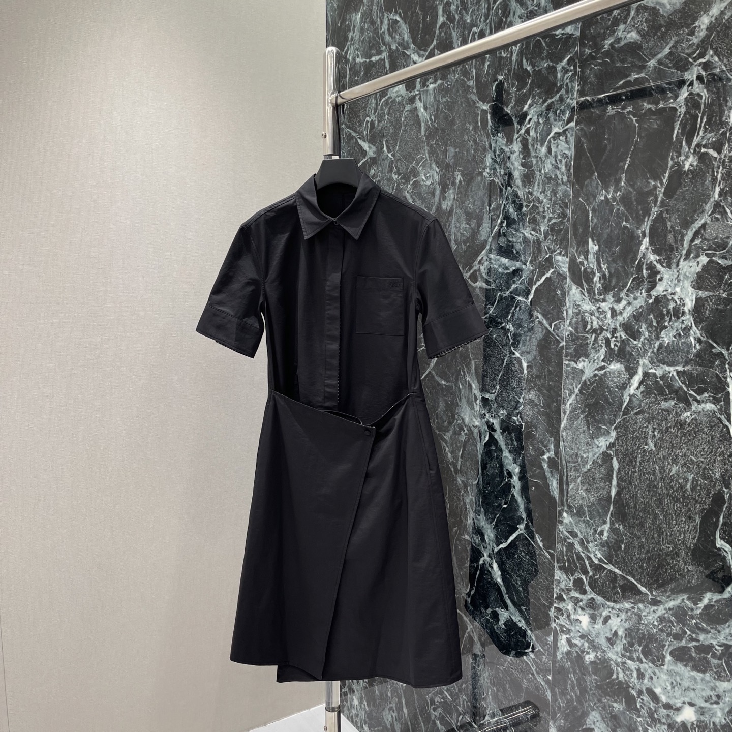 NO:922634,Loewe 26 early autumn new style, long shirt dress, classic pointed lapels + short sleeves, black and white plaid lining on the cuffs, low-key contrasting colors with a sense of detail, embroidered patch pocket on the left chest, full of branding, invisible breast buttons on the front, asymmetric tailoring of the hem diagonally wrapped, single button fastening on the side, suitable for daily commuting, practical and fashionable! One color SML, Loewe - clothing, loewe, skirts, shirts, T-shirt,19860909罗意威 26早秋新款 长款衬衫连衣裙 经典尖翻领+短袖 袖口黑白格纹内衬 低调撞色超有细节感 左胸刺绣贴袋 品牌感满满 前襟隐形排扣 下摆斜向围裹不对称剪裁 侧边单扣固定 通勤日常都很适合 实用又时髦!一个色SML,罗意威-服装,loewe,skirts,shirts,T-shirt,,Women's clothing