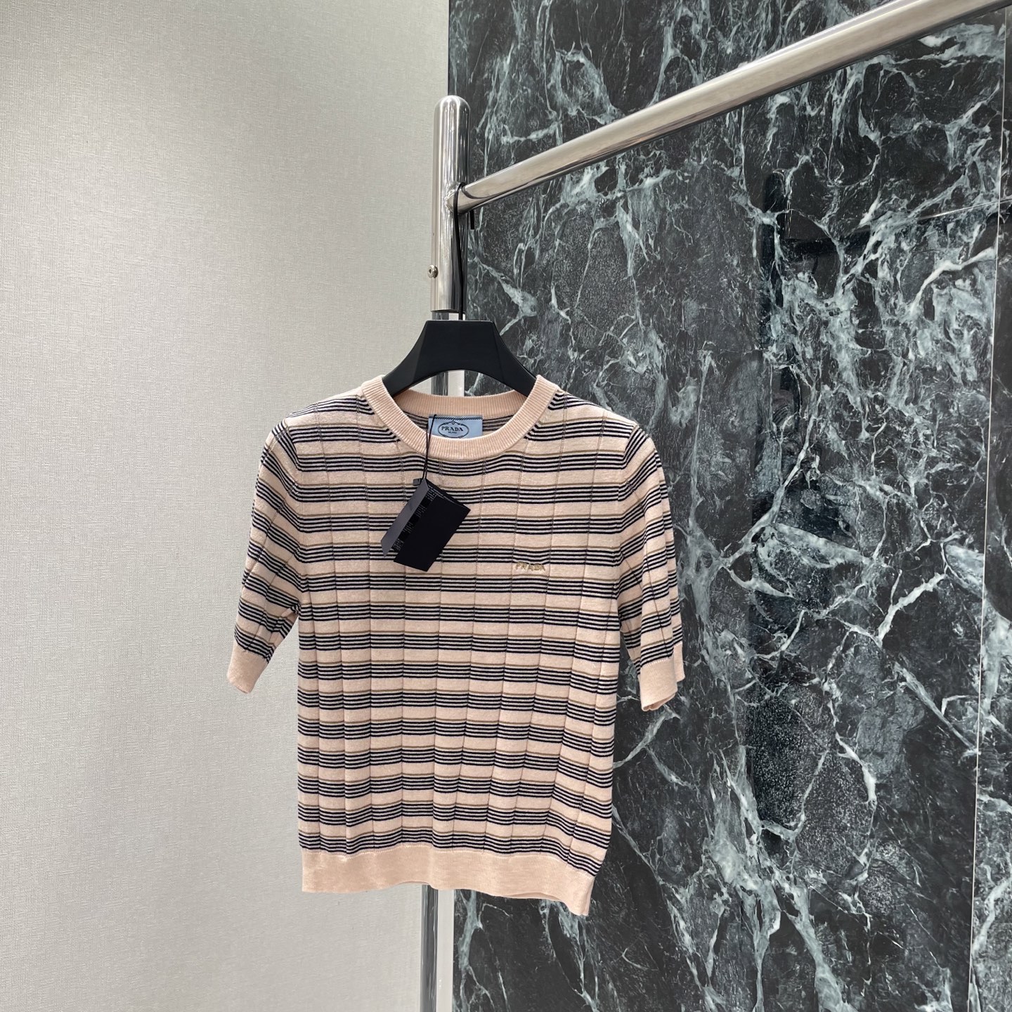 NO:922588,PD 26 early autumn new style striped knitted short-sleeved with contrasting color design, simple retro and fashionable, round neck + straight shoulder tailoring, modified shoulder line, low-key logo on the chest, recognizable for daily commuting, easy to manage casually, paired with jeans or wide-leg pants, easy to get a high-end look! Two colors SML, Prada-clothing, prada, jeans, T-shirt,19860909PD 26早秋新款 条纹针织短袖 采用撞色设计 简约复古又时髦 圆领+正肩剪裁 修饰肩部线条 胸前Logo低调有辨识度日常通勤 休闲都能轻松驾驭 搭配牛仔裤或阔腿裤,轻松get高级感穿搭!两个色SML,普拉达-服装,prada,jeans,T-shirt,,Women's clothing
