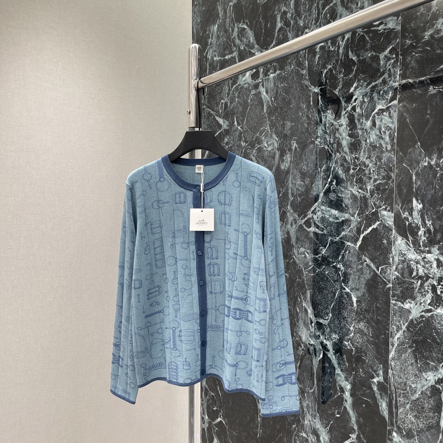 NO:922572,Her 26 new early autumn equestrian print knitted cardigan, round neck + contrasting piping design, simple and detailed, low-key and textured, can be easily used for commuting and leisure. The version fits the body shape, looks slim and comfortable. It is a must-have and versatile item for the summer wardrobe! Two colors SML, Hermès - Clothing, hermes,19860909Her 26早秋新款 马术印花针织开衫 圆领+撞色滚边设计 简约又有细节感 低调又有质感 通勤休闲都能轻松驾驭 版型贴合身形显瘦又舒适 是夏季衣橱必备百搭单品!两个色SML,爱马仕-服装,hermes,,Women's clothing