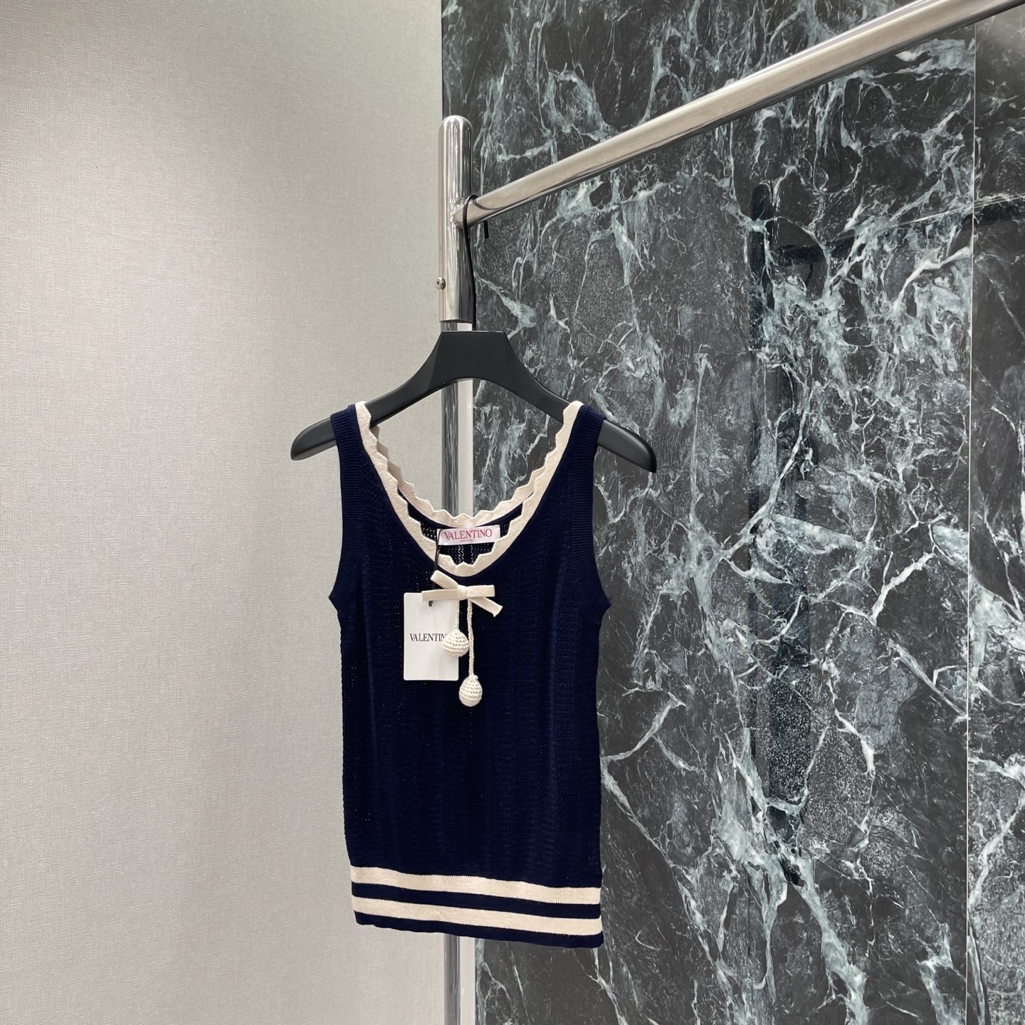 NO:923510,Val Warren 26 early autumn new style cherry sleeveless vest with contrasting lace at the neck, simple and exquisite, cherry pendant at the neck, playful and detailed, striped hem decoration, full of layering. It can be easily controlled for daily commuting and leisure. It looks great with jeans or skirts. It is easy to get Korean simple style. Two colors SML, Valentino-clothing, valentino, skirts, jeans,19860909Val华伦 26早秋新款 樱桃无袖背心 领口撞色花边 简约又精致 领口樱桃挂件 俏皮又有细节感 下摆条纹装饰 层次感满满.日常通勤、休闲都能轻松驾驭 搭配牛仔裤或半身裙都很出彩 轻松get韩系简约风.两个色SML,华伦天奴-服装,valentino,skirts,jeans,,Women's clothing