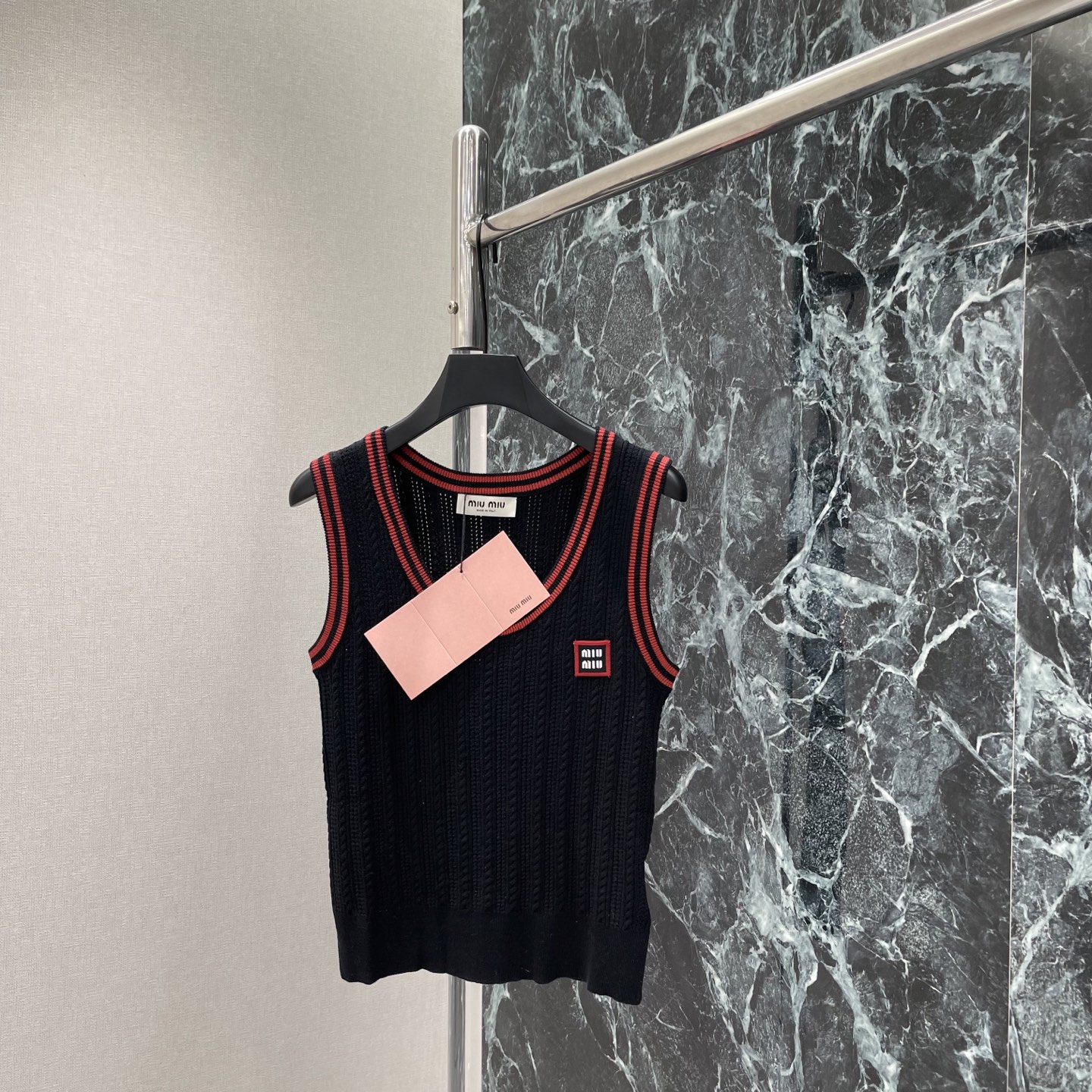 NO:923519,Miu 26 early autumn new style knitted vest with twist pattern, retro twist pattern design, soft knitted fabric, full of college style. V-neck + small square mark on the chest. Exquisite details. The slim fit highlights the body curve. It can easily create a youthful vitality or a mature girly atmosphere. It is a must-have for early autumn. It can be easily controlled in campus scenes. Two colors SML, Miu Miu-clothing, miumiu,19860909Miu 26早秋新款 麻花纹针织背心 复古麻花纹设计 柔软针织面料 学院风满满.V领+胸前小方标 细节精致 修身版型凸显身材曲线 轻松打造青春元气或轻熟少女氛围感 初秋穿搭必备 校园场景都能轻松驾驭.两个色SML,缪缪-服装,miumiu,,Women's clothing