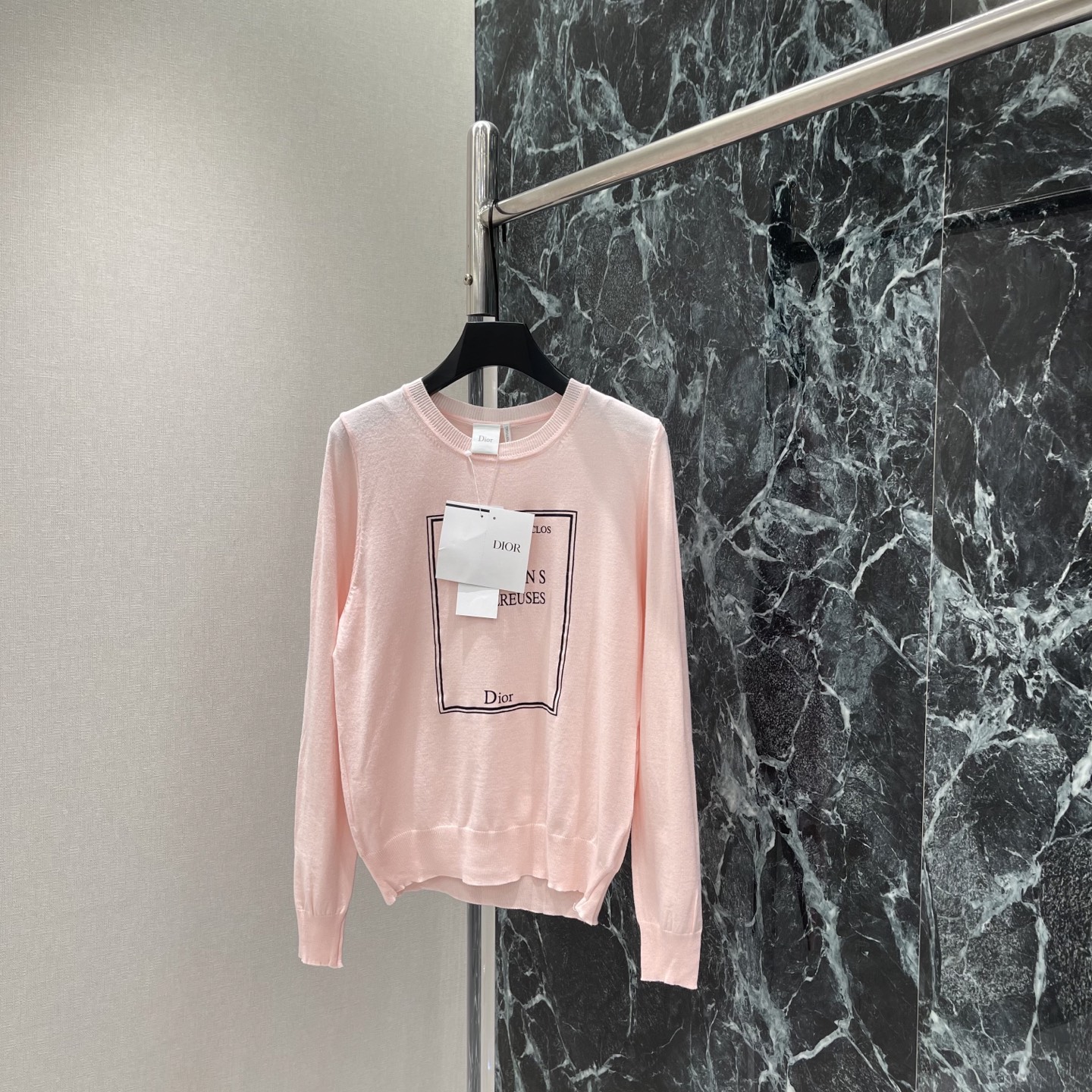 NO:923526,Djia 26 early autumn new style letter printed sweatshirt, low saturated nude pink tone, letter + badge design on the chest frame, French simple and advanced style, loose shoulder cut, strong tolerance, can be worn alone or layered, casual and gentle, switch at will ~ can be easily controlled for daily commuting and dating. One color SML, Dior-clothing, dior, hoodie, sweatshirts,19860909Ｄ家 26早秋新款 字母印花卫衣 低饱和裸粉色调 胸前方框字母+徽章设计,法式简约又高级 宽松落肩剪裁 包容性强 单穿或内搭都OK 休闲温柔随心切换~日常通勤、约会都能轻松驾驭.一个色SML,迪奥-服装,dior,hoodie,sweatshirts,,Women's clothing