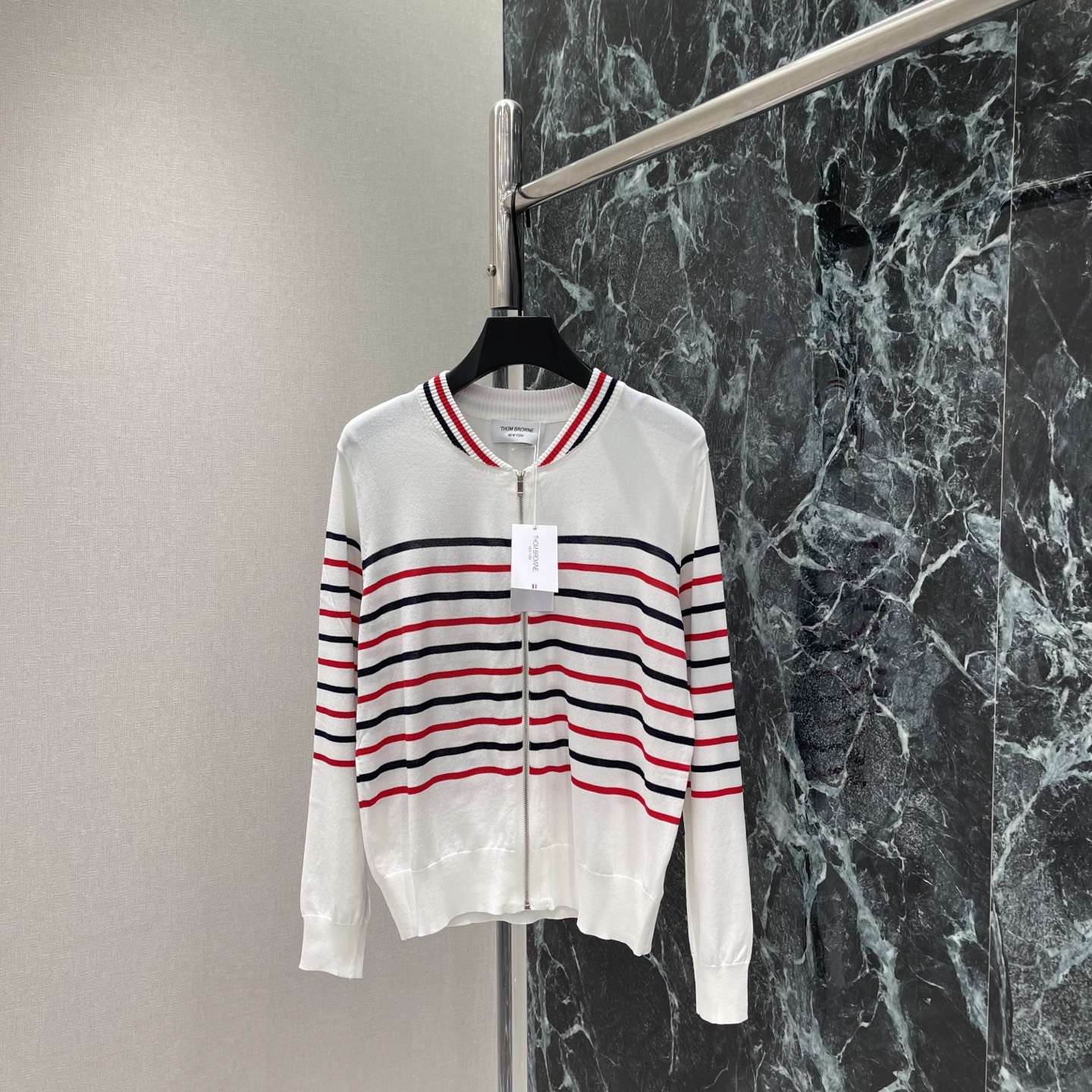 NO:923566,TB 26 early autumn new striped knitted cardigan, white background with red and black stripes, simple and energetic! Zipper design, super easy to put on and take off. The knitted fabric is soft and comfortable, just right for spring and autumn. The striped elements are classic and versatile. It looks great with high-waisted pants or skirts, and can easily create a casual or commuting style. One color SML, Thom Browne-clothing, thom browne, skirts,19860909TB 26早秋新款 条纹针织开衫 白色底色配红黑条纹简约又活力满满!拉链开襟设计 穿脱超方便 针织面料柔软舒适,春秋季节穿刚刚好 条纹元素经典百搭 随便搭高腰裤或裙装都很出彩,轻松打造休闲或通勤风.一个色SML,汤姆布朗-服装,thom browne,skirts,,Women's clothing