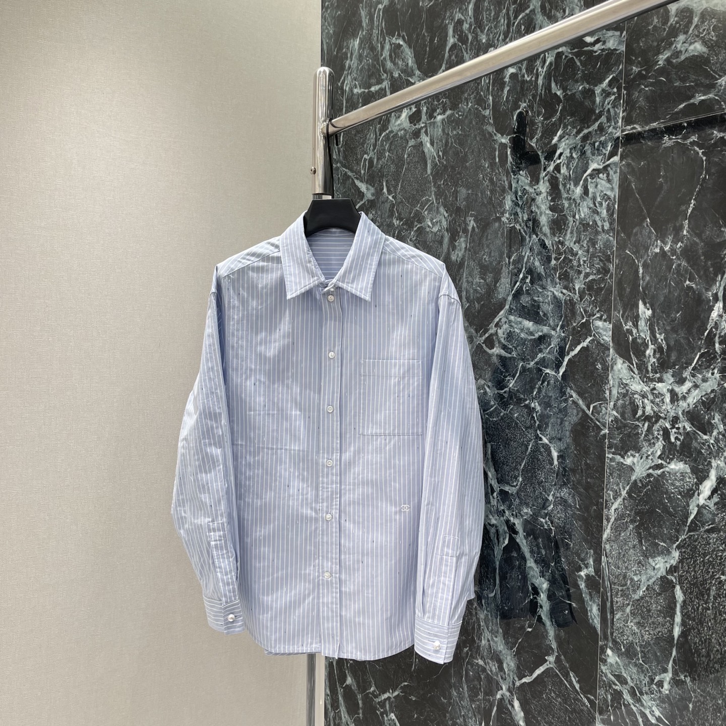NO:932191,Xiaoxiang 26 early autumn new style blue and white striped shirt, classic lapel + single chest pocket design, simple and detailed, loose version, very casual temperament, it is OK to wear alone or layered with T-shirts, easy to manage for commuting and leisure~ The double C logo in the lower left corner shows the brand identity in a low-key manner, practical and fashionable! One color SML, Chanel - clothing, chanel, shirts, tees, t-shirt,19860909小香 26早秋新款 蓝白条纹衬衫 经典翻领+单胸袋设计 简约又有细节感 宽松版型很显随性气质 单穿或叠搭T恤都很OK,通勤休闲都能轻松驾驭~左下角双C标志 低调彰显品牌身份,实用又时髦!一个色SML,香奈儿-服装,chanel,shirts,tees，t-shirt,,Women's clothing