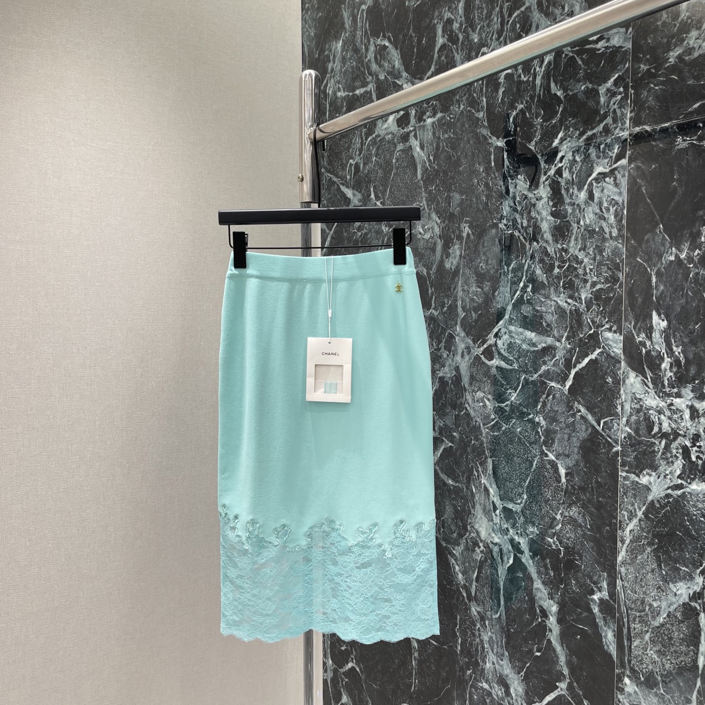 NO:932440,Xiaoxiang's 26 early autumn new style lace skirt with exquisite lace splicing at the hem. Elegant and romantic. Straight mid-length design to modify the leg lines. It can be easily used for commuting, dating and formal occasions. Perfect details! Pair it with a simple top or sweater, and you can easily get the French high-end feeling~Three colors SML, Chanel-clothing, chanel, skirts,19860909小香 26早秋新款 蕾丝半身裙 下摆精致蕾丝拼接 优雅又浪漫计 直筒中长款设计 修饰腿部线条 通勤、约会、正式场合都能轻松驾驭 细节满分!搭配简约上衣或针织衫,轻松get法式高级感~三个色SML,香奈儿-服装,chanel,skirts,,Women's clothing