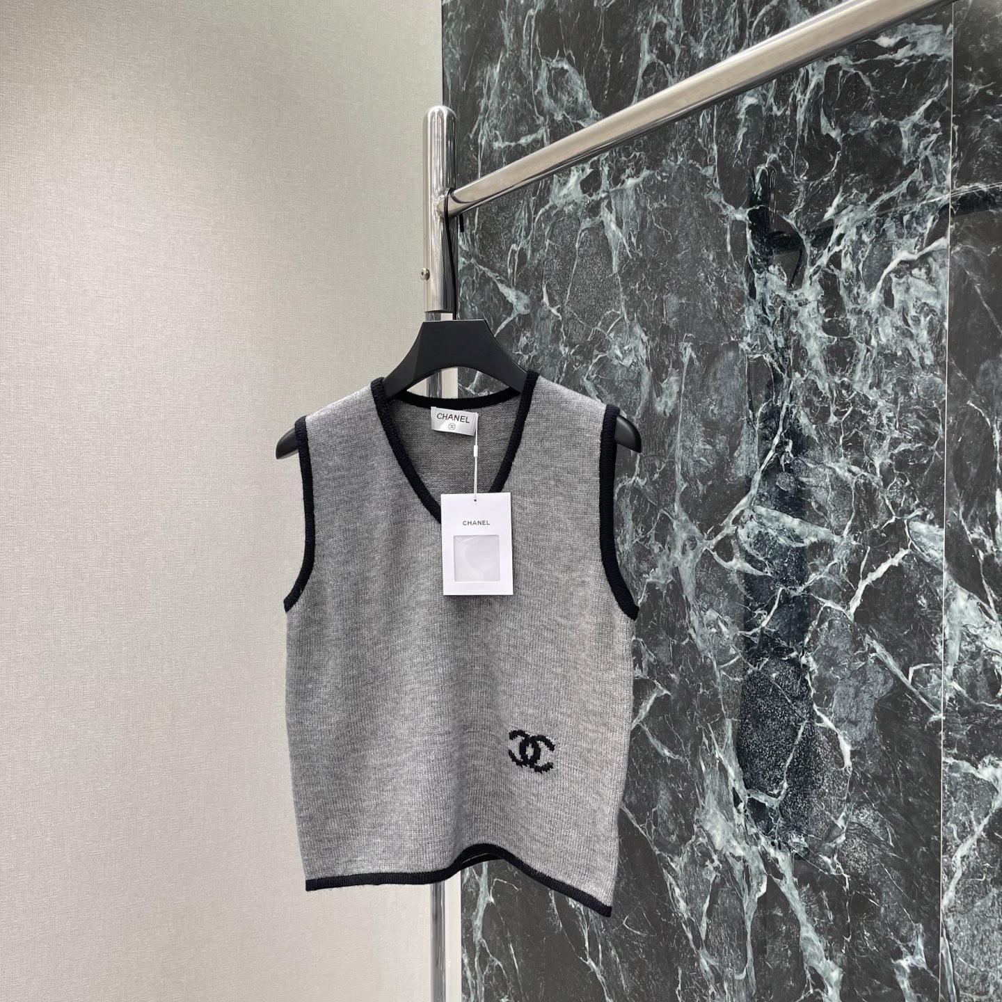 NO:932453,Xiaoxiang 26 early autumn new style Contrast color knitted vest Contrast color trim + classic double C Logo Low-key and exquisite V-neck sleeveless design Can be easily used for commuting and dating. Pair it with shorts or long skirts to easily get the 'old money style' atmosphere. Full marks for simplicity and high-end! Three colors SML, Chanel-clothing, chanel, skirts, shorts,19860909小香 26早秋新款 撞色针织马甲 撞色边饰+经典双C Logo 低调精致 V领无袖设计 通勤约会都能轻松驾驭 随手搭配短裤或长裙,轻松get“老钱风”氛围感 简约高级感满分!三个色SML,香奈儿-服装,chanel,skirts,shorts,,Women's clothing