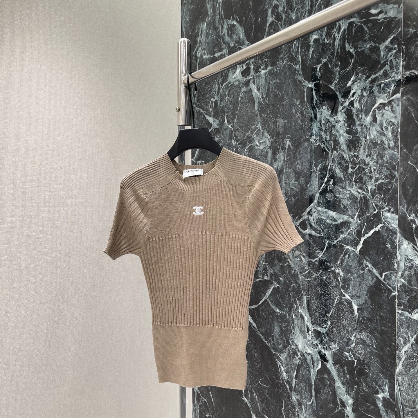 NO:932460,Xiaoxiang 26 early autumn new style knitted short-sleeved fabric. Made of vertical striped knitted fabric. It has good elasticity and fits well. It is super comfortable to wear! Classic double C Logo embroidery on the chest, perfect brand recognition. Simple and elegant style is easy to handle ~ daily commuting and leisure can be easily controlled. It goes well with jeans or skirts! Two colors SML, Chanel-clothing, chanel, skirts, jeans, T-shirt,19860909小香 26早秋新款 针织短袖 采用竖条纹针织面料 弹性好又贴合 穿着超舒适!胸前经典双C Logo刺绣,品牌辨识度满分 简约优雅风格轻松拿捏~日常通勤 休闲都能轻松驾驭 搭配牛仔裤或半身裙都很出彩哦!两个色SML,香奈儿-服装,chanel,skirts,jeans,T-shirt,,Women's clothing