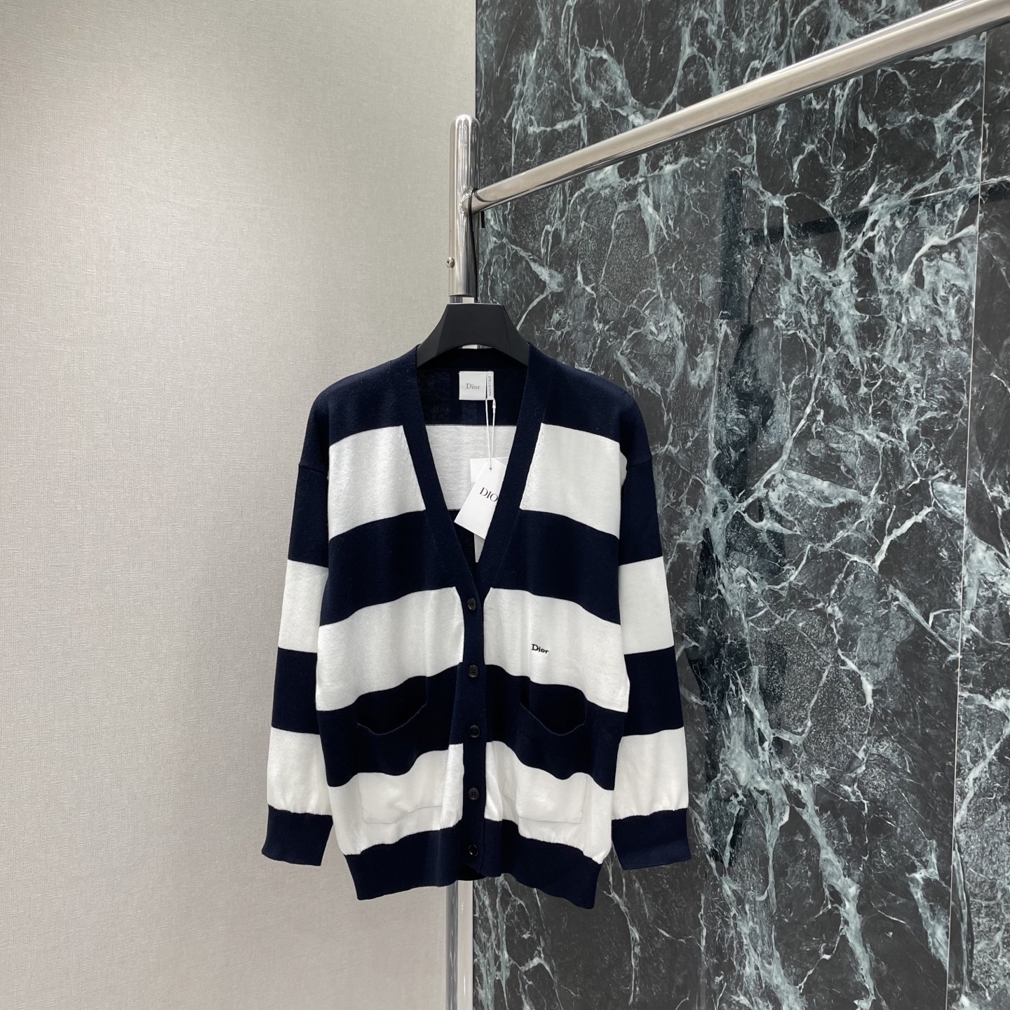 NO:932149,Ｄ家 26 early autumn new style striped knitted cardigan, classic wide stripe design, simple and fashionable V-neck + front buttons, easy to put on and take off, Dior embroidery on the chest is very recognizable! The pockets on both sides are practical and beautiful, the loose version is lazy and casual, it can be easily controlled for commuting and leisure, and it goes well with jeans or skirts~One color SML, Dior-clothing, dior, dior, skirts, jeans,19860909Ｄ家 26早秋新款 条纹针织开衫 经典宽条纹设计 简约又时髦 V领+正面纽扣,穿脱方便 胸前Dior刺绣超有辨识度!两侧口袋实用又好看 宽松版型慵懒随性 通勤休闲都能轻松驾驭,搭配牛仔裤或半裙都很出彩~一个色SML,迪奥-服装,dior,dior,skirts,jeans,,Women's clothing