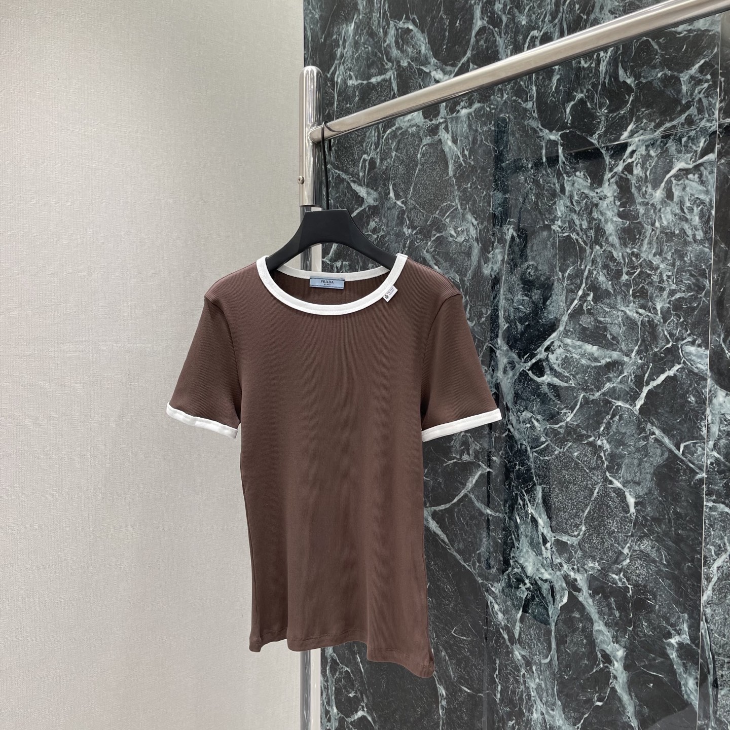 NO:932074,PD 26 early autumn new style, contrasting short-sleeved T-shirt, round neck + cuffs, dark blue contrasting design, simple and detailed, straight shoulder cut to modify the shoulder line, suitable for a variety of body types, easy to control for daily commuting and leisure. It is OK with jeans or skirts, easy to get a high-end look! Two colors SML, Prada-clothing, prada, skirts, jeans, T-shirt, tees, t-shirt,19860909PD 26早秋新款 撞色短袖T恤 圆领+袖口深蓝撞色设计 简约又有细节感 正肩剪裁修饰肩部线条 适合多种身材 日常通勤 休闲都能轻松驾驭 搭配牛仔裤或半裙都很OK,轻松get高级感穿搭!两个色SML,普拉达-服装,prada,skirts,jeans,T-shirt,tees，t-shirt,,Women's clothing