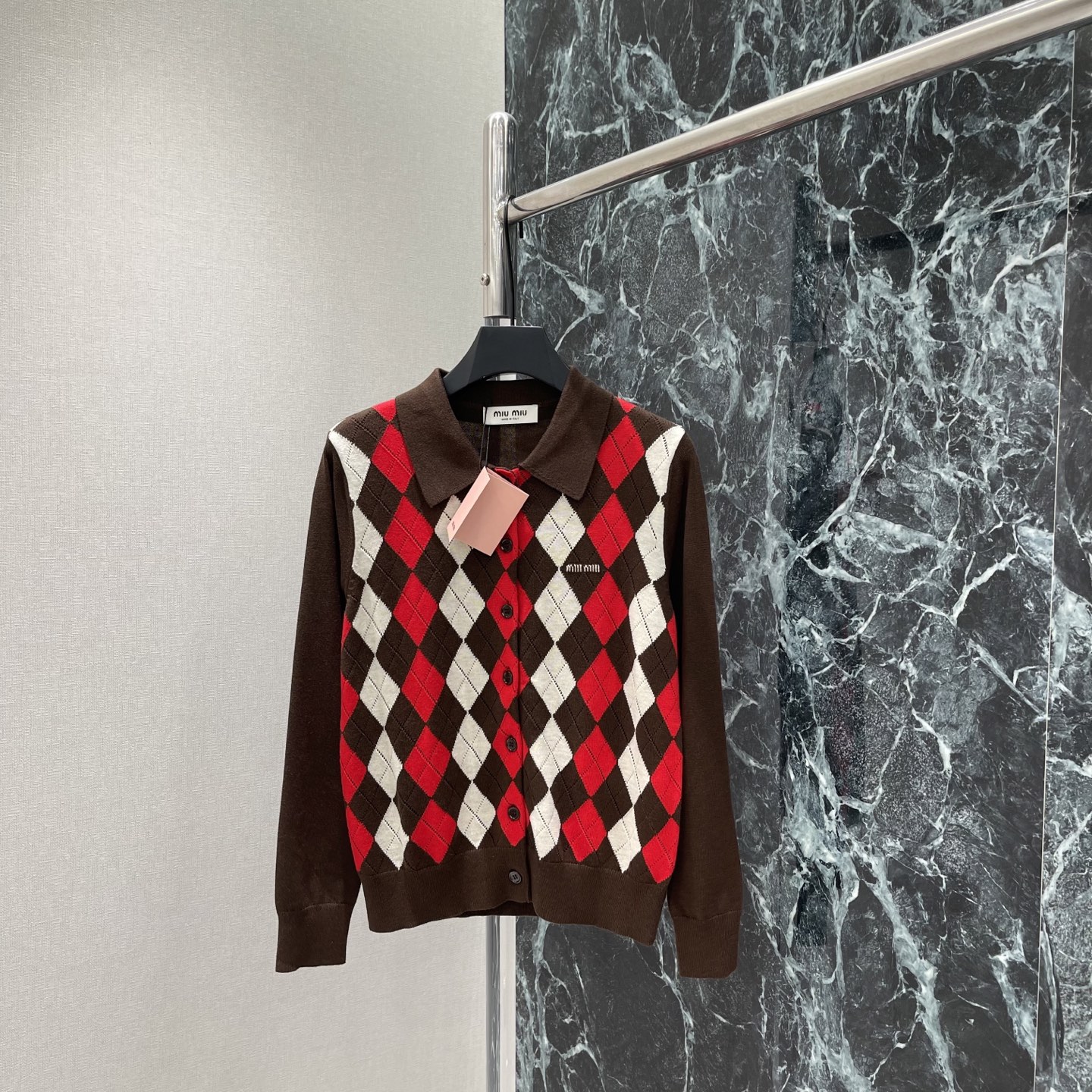 NO:942707,Miu 26 new early autumn diamond knitted cardigan made of wool, soft and warm, super comfortable to wear in autumn and winter! Polo collar + diamond jacquard, full of retro college style, easy to control in daily commuting. Layer a white shirt or pair it with jeans to easily get an urban retro feel, and you must pay attention to details! Two colors SML, Miu Miu-clothing, miumiu, jeans, shirts,19860909Miu 26早秋新款 菱格针织开衫 羊毛材质,柔软又保暖,秋冬穿超舒服!Polo领+菱格纹提花 复古学院风满满 通勤日常都能轻松驾驭 叠穿白衬衫或配牛仔裤,轻松get都市复古感,细节控必入!两个色SML,缪缪-服装,miumiu,jeans,shirts,,Women's clothing