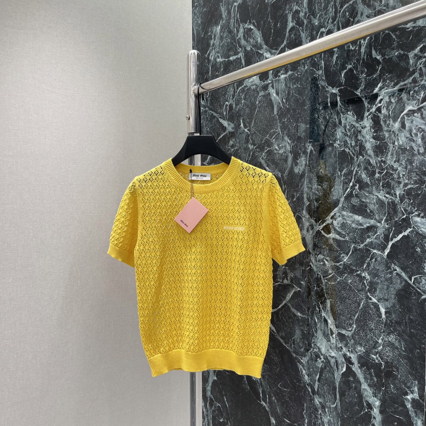 NO:942700,Miu 26 new early autumn style hollow short-sleeved top with classic brand letter embroidery on the chest highlights the brand style. The hollow design brings a sense of relaxation and can be easily used for commuting and vacation. Paired with white pants or a straw bag, it has a Korean atmosphere and is a versatile and practical item in summer. One color SML, Miu Miu-clothing, miumiu, espadrilles, T-shirt,19860909Miu 26早秋新款 镂空短袖上衣 胸前经典品牌字母刺绣 彰显品牌格调 镂空设计自带松弛感 通勤度假都能轻松驾驭 搭配白色裤子或草编包,韩系氛围感满满是夏季百搭实用单品.一个色SML,缪缪-服装,miumiu,espadrilles,T-shirt,,Women's clothing