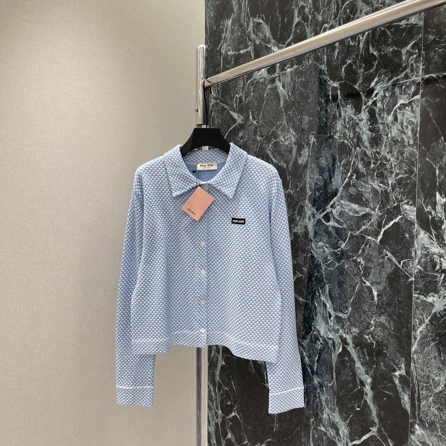 NO:942694,Miu 26 new early autumn plaid knitted cardigan, classic lapels + brand micro-label details, perfect black embroidered logo on the left chest, low-key and recognizable. It can be easily managed for daily commuting and leisure, and looks great with skirts or trousers! Two colors SML, Miu Miu-clothing, miumiu, skirts,19860909Miu 26早秋新款 格纹针织开衫 经典翻领+品牌微标细节满分 左胸黑底刺绣logo低调又有辨识度 日常通勤休闲都能轻松驾驭,搭配半裙或裤装都很出彩!两个色SML,缪缪-服装,miumiu,skirts,,Women's clothing