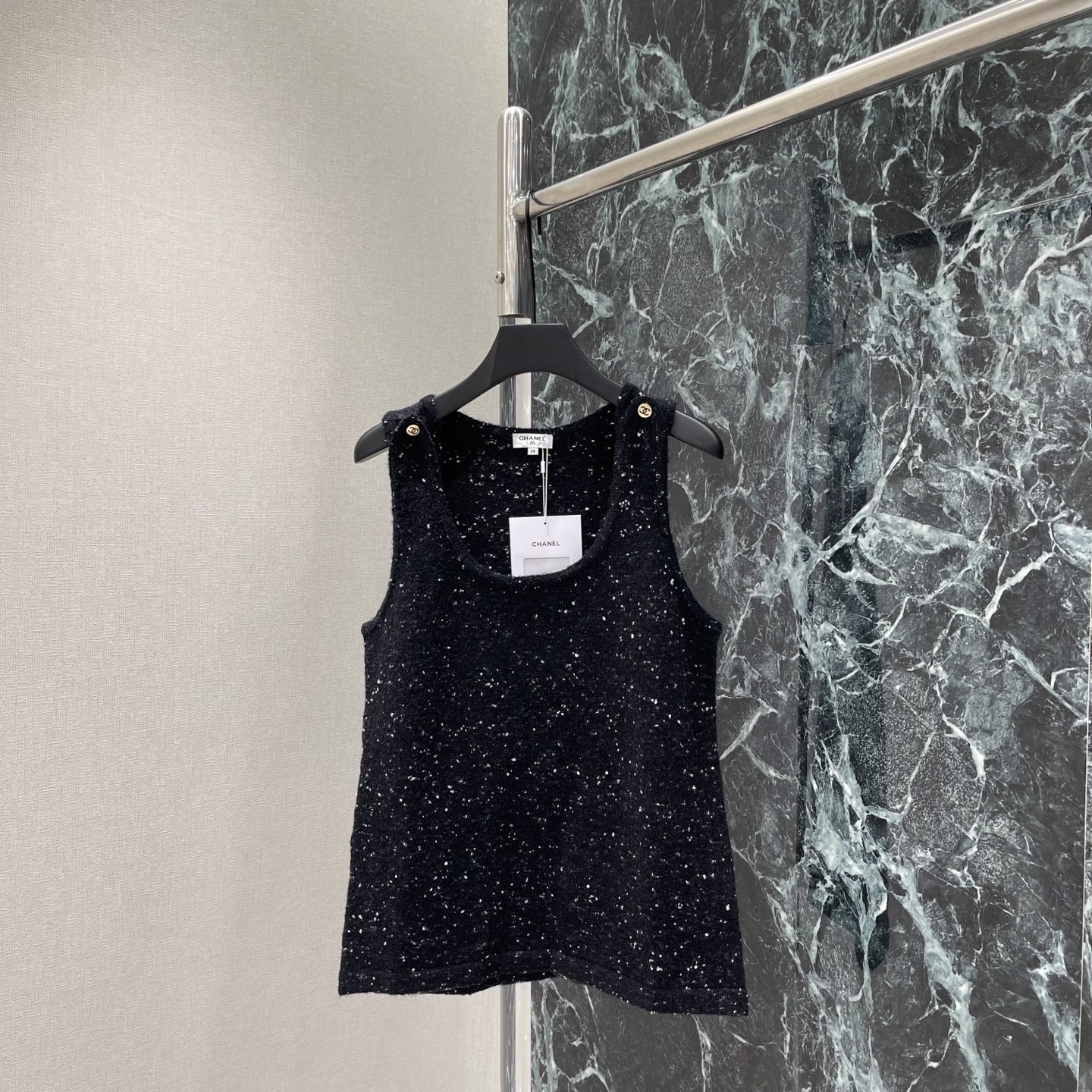 NO:948693,Xiaoxiang 26 early autumn new style knitted sleeveless vest. U-shaped neckline to modify the neck line. Wide shoulder straps that do not cut into the flesh. Super friendly for covering the side breasts. Slightly slim fit. It fits the body shape without being tight. It can be easily controlled for daily commuting and home leisure. Low saturation gray is versatile and durable. Easily switch between multiple styles! Two colors SML, Chanel-clothing, chanel,19860909小香 26早秋新款 针织无袖背心 U型领口修饰颈部线条 宽肩带不勒肉 遮副乳超友好 微修身版型 贴合身形又不紧绷,日常通勤、居家休闲都能轻松驾驭 低饱和灰色百搭耐看 轻松切换多种风格!两个色SML,香奈儿-服装,chanel,,Women's clothing