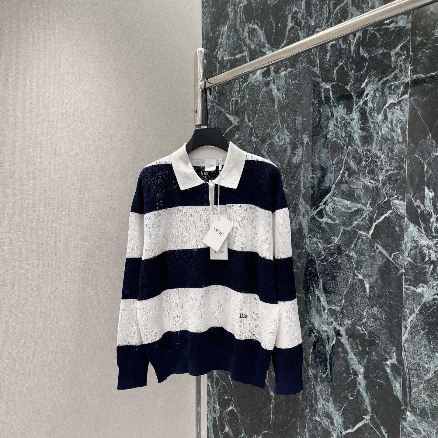 NO:943595,Ｄ家 26 early autumn new striped hollow sweater, black and white stripes + hollow jacquard, full of French lazy elegance, Polo collar design, casual and formal, easy to wear in daily life or party. Paired with jeans or skirt, you can easily get a high-end look. One color SML, Dior-clothing, dior, skirts, jeans,19860909Ｄ家 26早秋新款 条纹镂空针织衫 黑白条纹+镂空提花 法式慵懒优雅感满满 Polo领设计 休闲又正式 日常或聚会都能轻松驾驭 搭配牛仔裤或半裙,轻松get高级感穿搭.一个色SML,迪奥-服装,dior,skirts,jeans,,Women's clothing