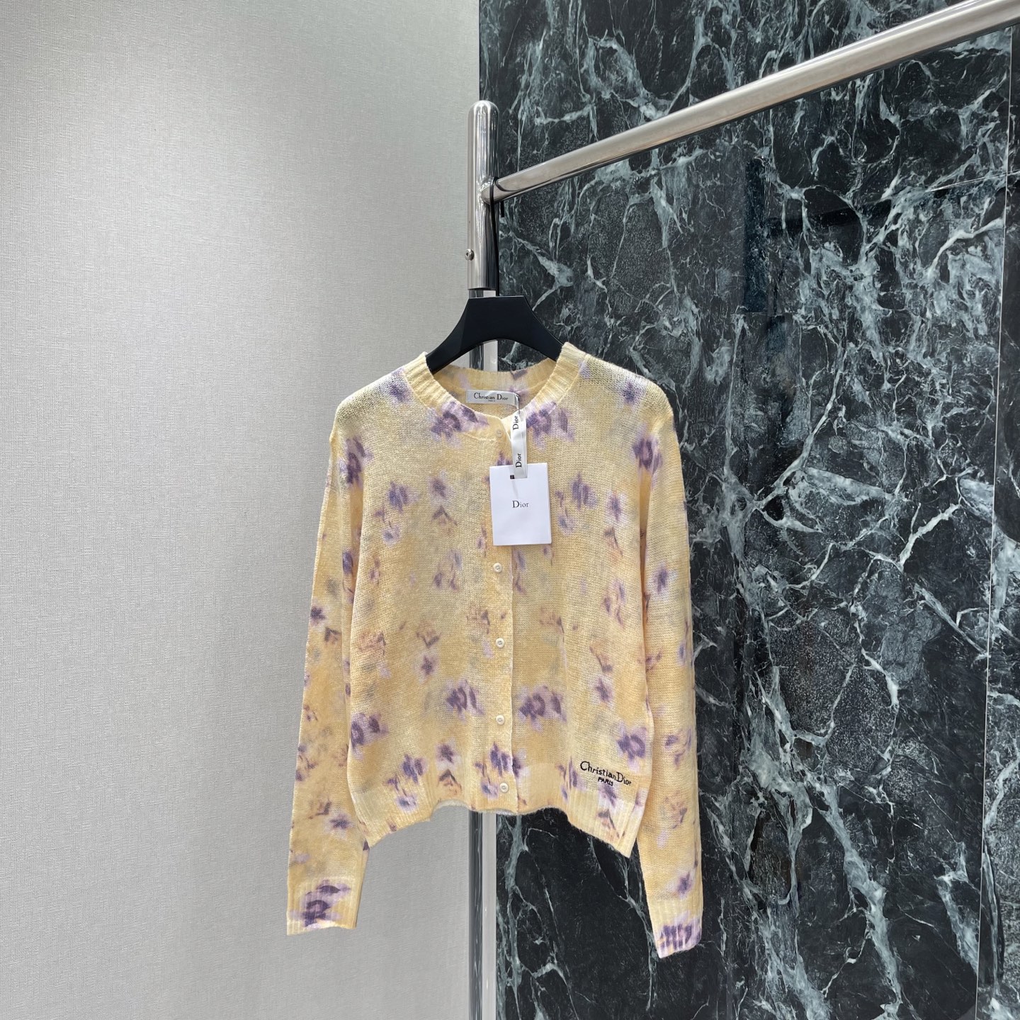 NO:943611,Ｄ家 26 early autumn new style floral knitted cardigan with floral embellishments all over, fresh and gentle, with a spring atmosphere. Round neck + front button design, easy to put on and take off, can be easily controlled for daily commuting or leisure. It goes well with skirts or jeans, easily creating a lazy and elegant style! Six colors SML, Dior-clothing, dior, skirts, jeans,19860909Ｄ家 26早秋新款 花卉针织开衫 通体花卉点缀 清新温柔超有春日氛围感.圆领+正面纽扣设计 穿脱方便 日常通勤或休闲都能轻松驾驭 搭配裙装或牛仔裤都很出彩,轻松打造慵懒优雅风!六个色SML,迪奥-服装,dior,skirts,jeans,,Women's clothing