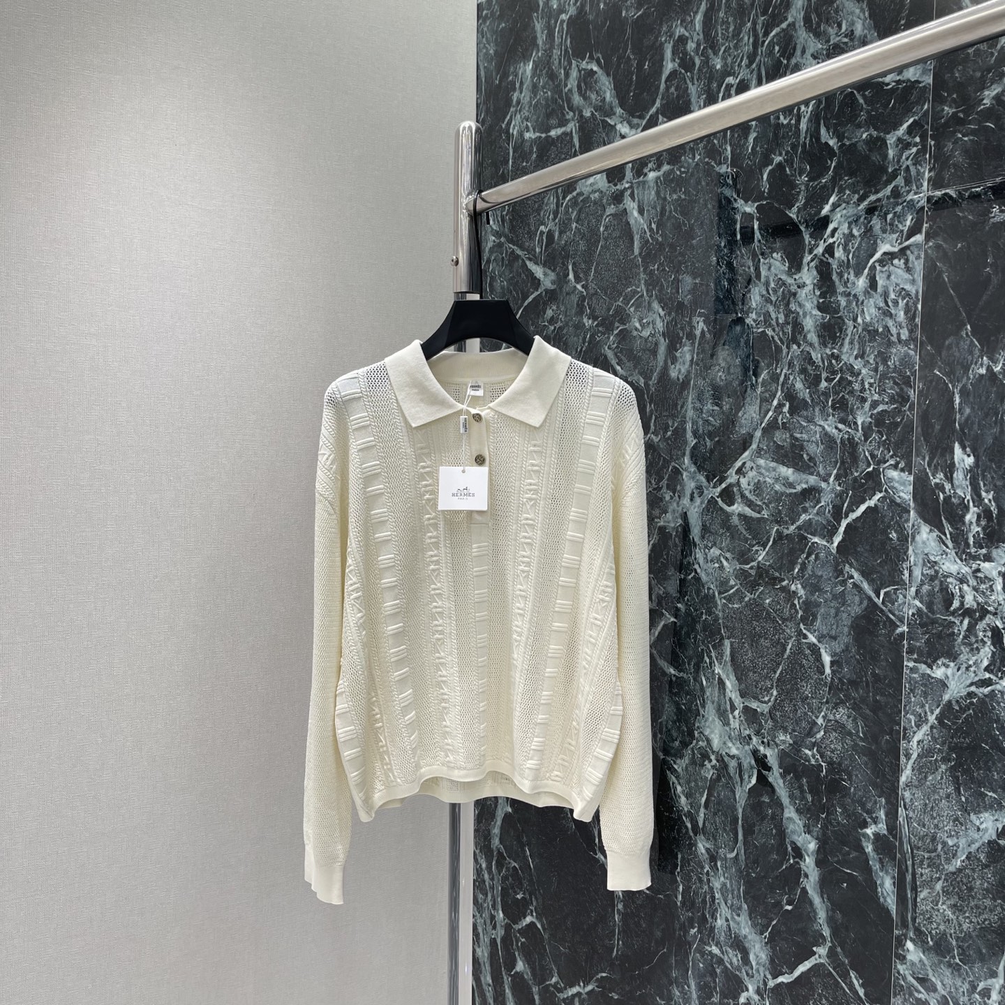 NO:943591,Her 26 early autumn new style, lapel long-sleeved top, lapel + three buttons, three-dimensional cable texture, simple and elegant, can be easily used for commuting and daily use. It goes well with skirts or trousers, and you can easily get a small fragrance and high-end feeling! One color SML, Hermès-clothing, hermes, skirts,19860909Her 26早秋新款 翻领长袖上衣 翻领+三颗纽扣 立体绞花纹理简约优雅 通勤日常都能轻松驾驭 搭配半裙或西裤都很出彩,轻松get小香风高级感!一个色SML,爱马仕-服装,hermes,skirts,,Women's clothing