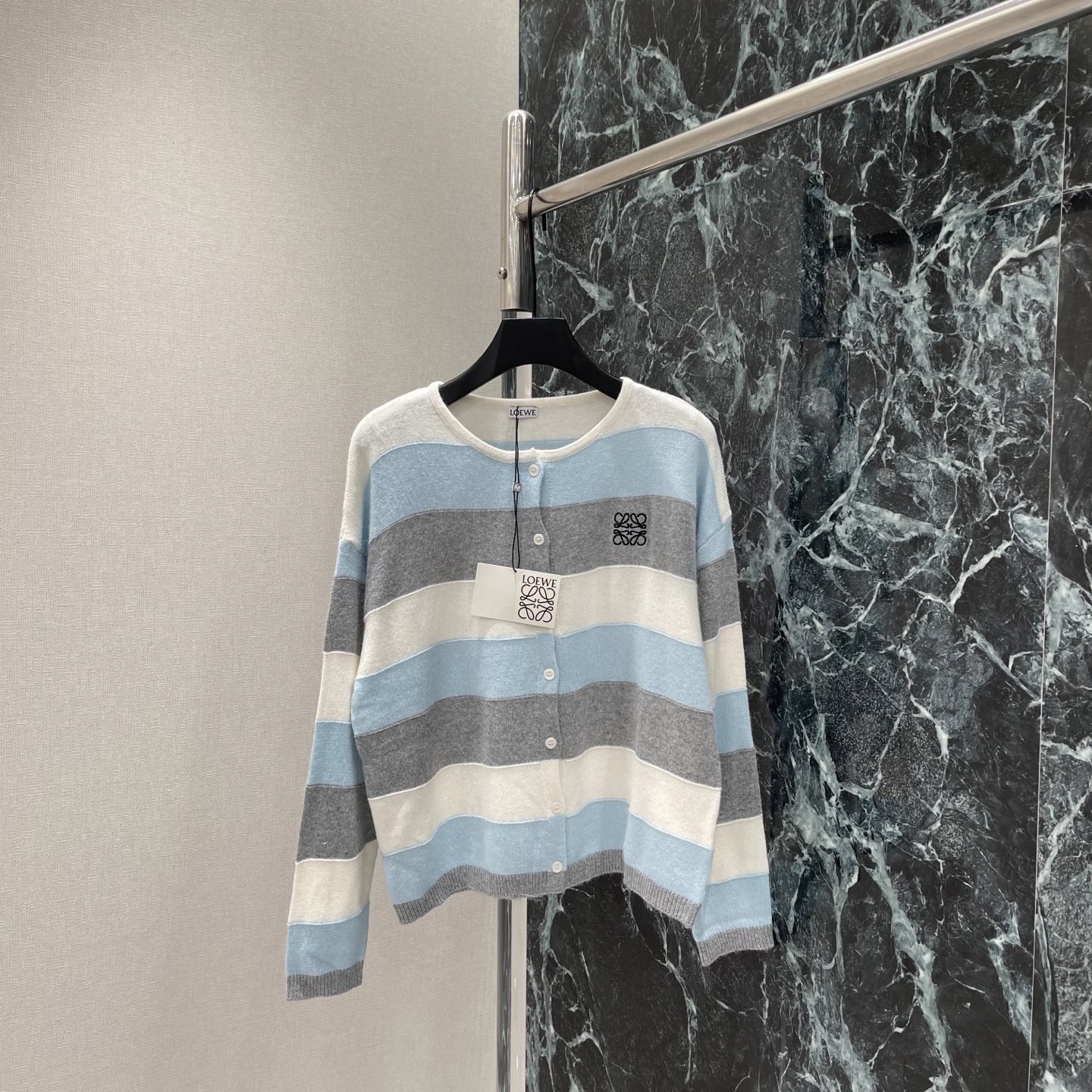 NO:946939,Loewe 26 early autumn new style striped knitted cardigan, gray and white contrast stripe brand totem embroidery, perfect recognition, loose fit, can be worn alone or layered, and can be easily managed for commuting and leisure. The knitting process is exquisite and the texture is high-end. It is suitable for daily wear or gift giving. Two colors SML, Loewe-clothing, loewe,19860909罗意威 26早秋新款 条纹针织开衫 灰白撞色条纹品牌图腾刺绣 辨识度满分 宽松版型 单穿叠搭都OK,通勤休闲都能轻松驾驭 针织工艺细腻 质感高级 日常穿搭或送礼都很合适.两个色SML,罗意威-服装,loewe,,Women's clothing