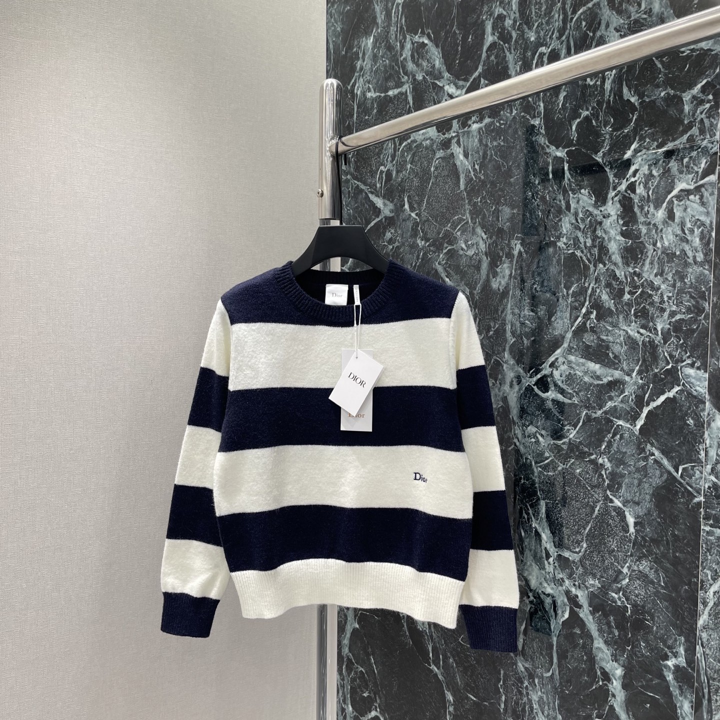 NO:946929,Ｄ家 26 early autumn new style striped knitted cardigan, gray and white contrasting stripes embroidered with brand letters, perfect for recognition. Loose fit, can be worn alone or layered, can be easily managed for commuting and leisure. The knitting process is exquisite and the texture is high-end. It is suitable for daily wear or gift giving. Two colors SML, Dior-clothing, dior,19860909Ｄ家 26早秋新款 条纹针织开衫 灰白撞色条纹品牌字母刺绣 辨识度满分.宽松版型,单穿叠搭都OK通勤休闲都能轻松驾驭 针织工艺细腻 质感高级 日常穿搭或送礼都很合适.两个色SML,迪奥-服装,dior,,Women's clothing