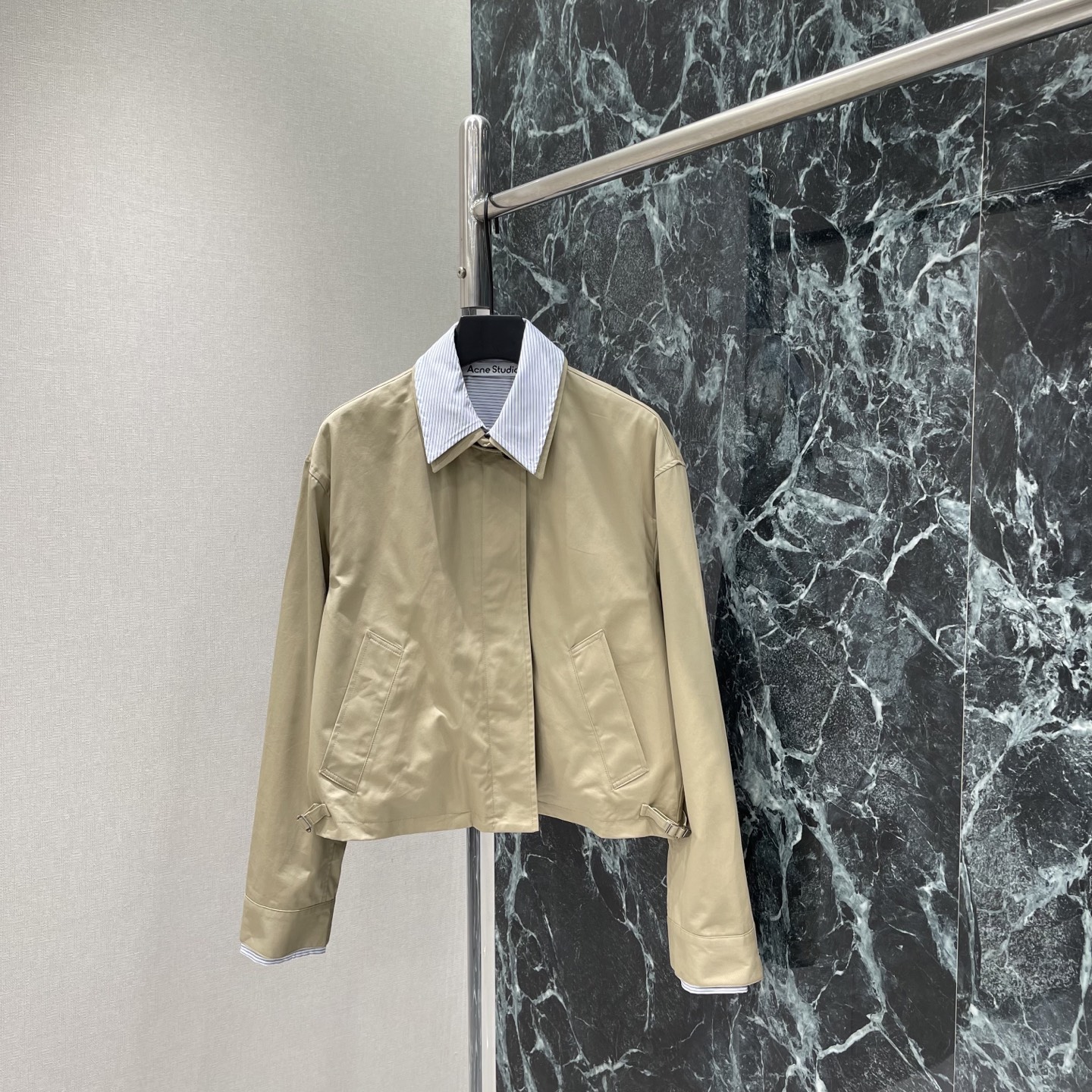 NO:946984,AC 26 early autumn new style fake two-piece jacket. The khaki jacket + blue and white striped shirt are stitched and layered to create a sense of layering. Save the worry of matching! The short cut optimizes body proportions. The fabric is crisp and anti-wrinkle. It can be easily used for commuting and leisure. It is a must-have and versatile item for the early autumn wardrobe! One color SML, women's clothing, jackets & coats, jackets & coats, shirts,19860909AC 26早秋新款 假两件夹克 卡其色外套+蓝白条纹衬衫拼接叠穿感满满 省去搭配烦恼!短款剪裁优化身材比例 面料挺括抗皱 通勤休闲都能轻松驾驭 是早秋衣橱必备百搭单品!一个色SML,女装,jackets & coats,jackets & coats,shirts,,Women's clothing