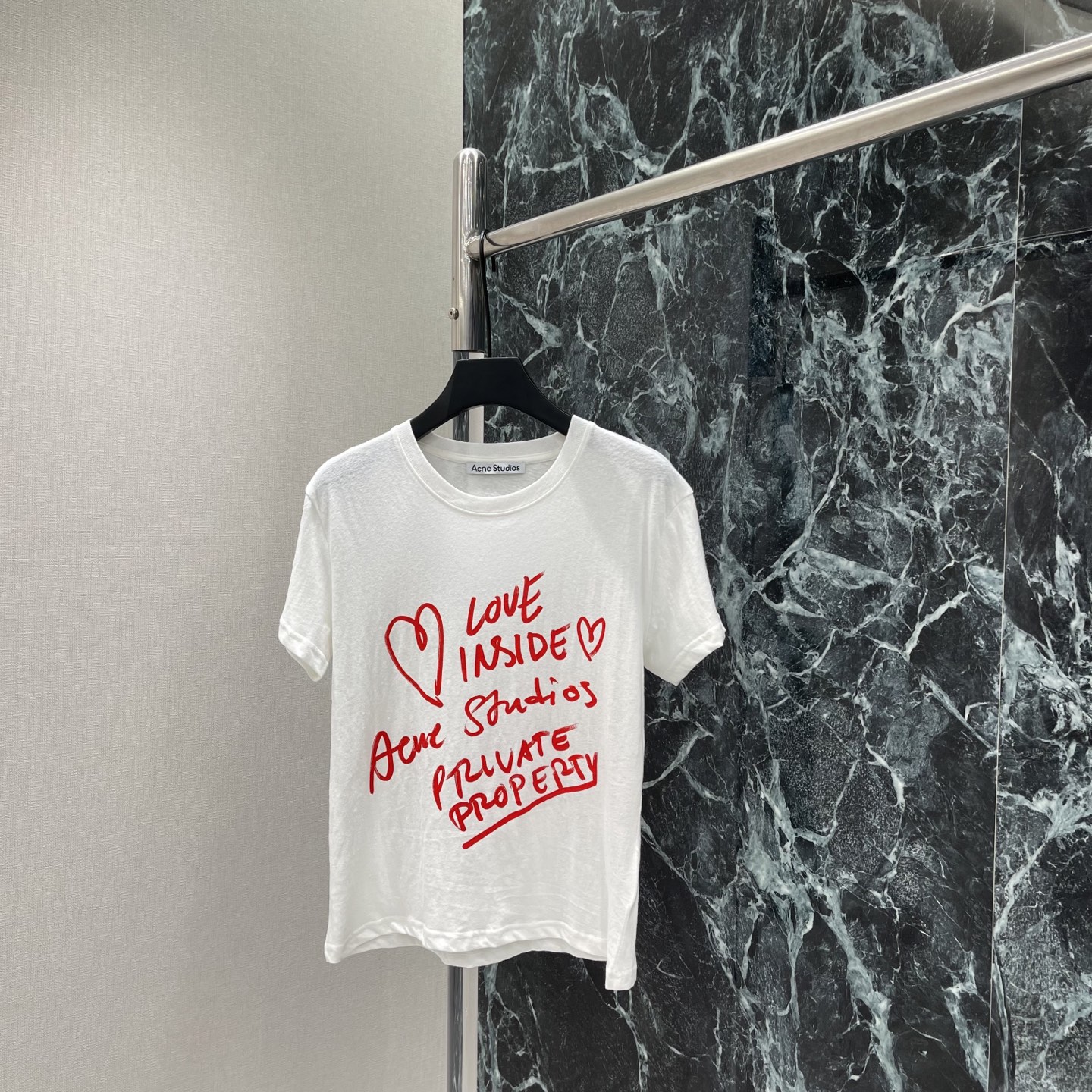 NO:946965,AC 26 new early autumn short-sleeved T-shirt with letter print. Heart-shaped pattern with red handwritten letters on the front. Simple and personalized. Perfect recognition. It can be worn alone or layered. It can be easily controlled in daily casual and street style. One color SML, women's clothing, T-shirt, tees, t-shirt,19860909AC 26早秋新款 字母印花短袖T恤 正面红色手写字母心形图案 简约又有个性 辨识度满分 单穿or叠穿都OK,日常休闲、街头风都能轻松驾驭.一个色SML,女装,T-shirt,tees，t-shirt,,Women's clothing