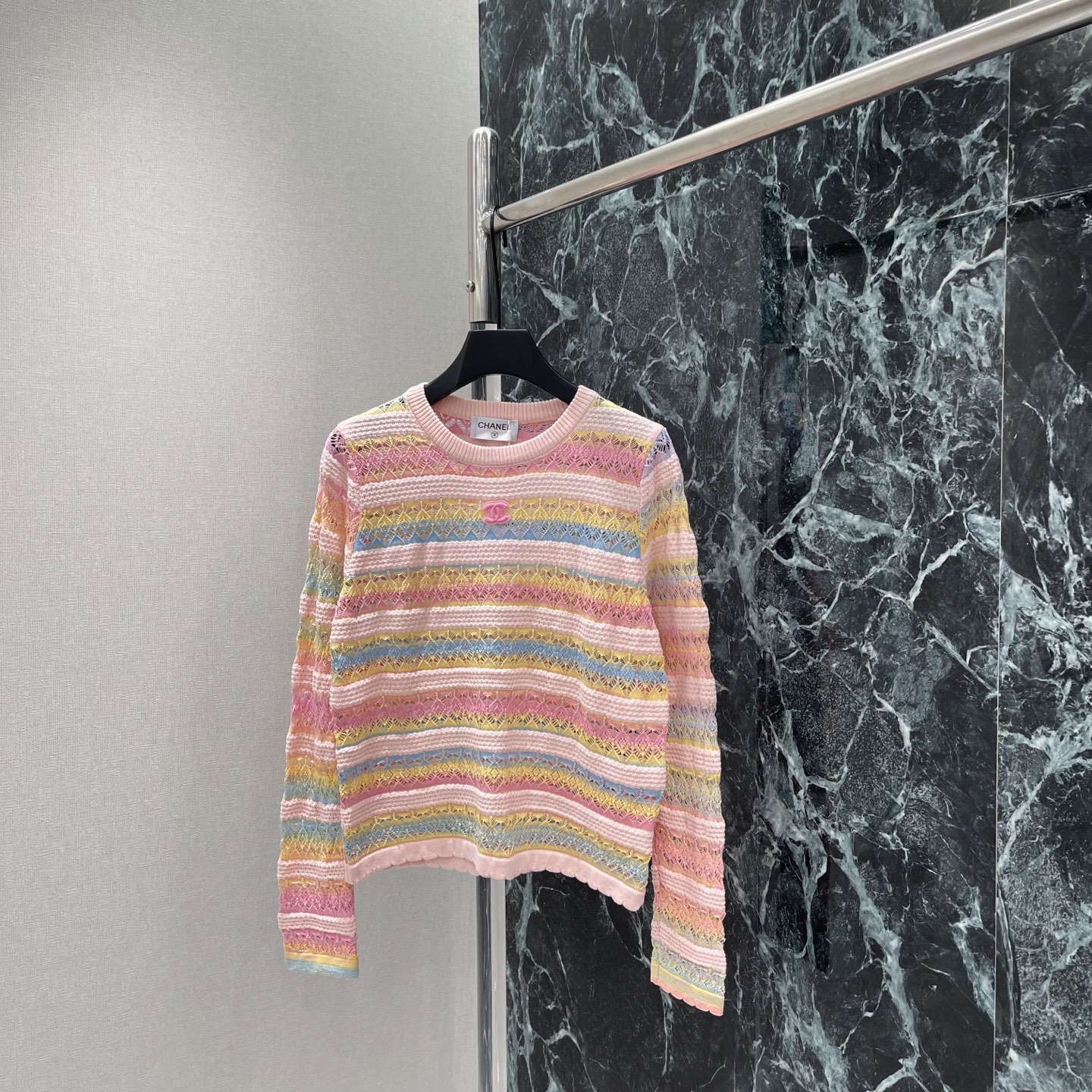 NO:948732,Xiaoxiang's 26 early autumn new style rainbow knitted sweater, contrasting stripes, French elegance and liveliness! Hollow knitting technology, pink double C logo on the chest, full of brand sense. The round neck design is simple and elegant for commuting and dating. It can be easily matched with white trousers or skirts in daily life, and the gentle temperament is directly full. Two colors SML, Chanel-clothing, chanel, skirts, sweaters,19860909小香 26早秋新款 彩虹针织毛衣 撞色条纹 法式优雅又活泼!镂空针织工艺 胸前粉色双C标志 品牌感满满 圆领设计简约大方通勤约会 日常都能轻松驾驭搭配白色裤装或半身裙,温柔气质直接拉满.两个色SML,香奈儿-服装,chanel,skirts,sweaters,,Women's clothing