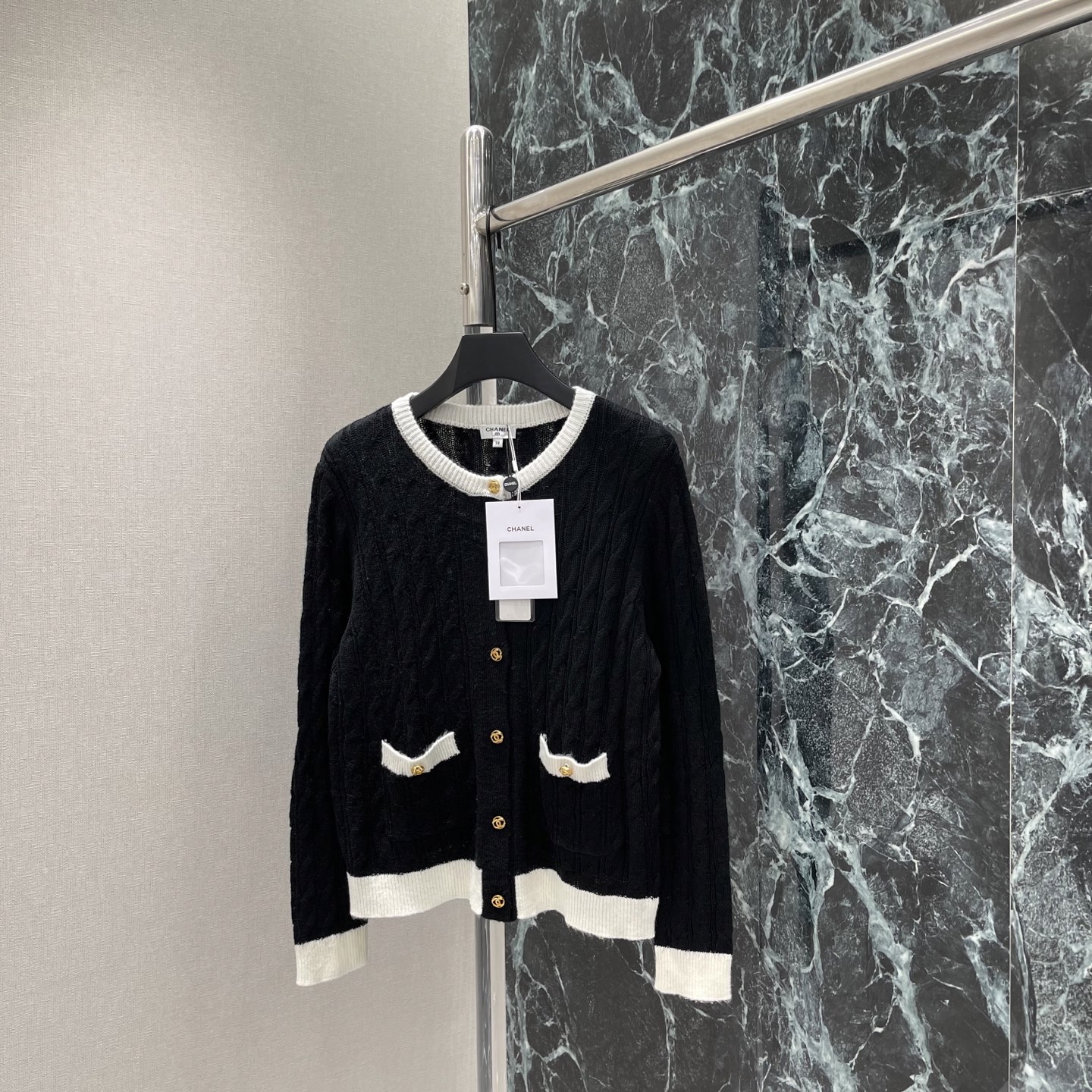 NO:948720,Xiaoxiang 26 early autumn new style contrasting knitted cardigan, classic twisted rope texture contrasting edges, elegant retro temperament, golden button embellishment, exquisite details, white knitted edges on the cuffs and hem, full of layering, easy to create a French romantic atmosphere. Two colors SML, Chanel-clothing, chanel,19860909小香 26早秋新款 撞色针织开衫 经典麻花扭绳纹理撞色边 优雅复古气质满分 金色纽扣点缀 细节精致,袖口和下摆白色针织收边 层次感十足 轻松打造法式浪漫氛围感.两个色SML,香奈儿-服装,chanel,,Women's clothing