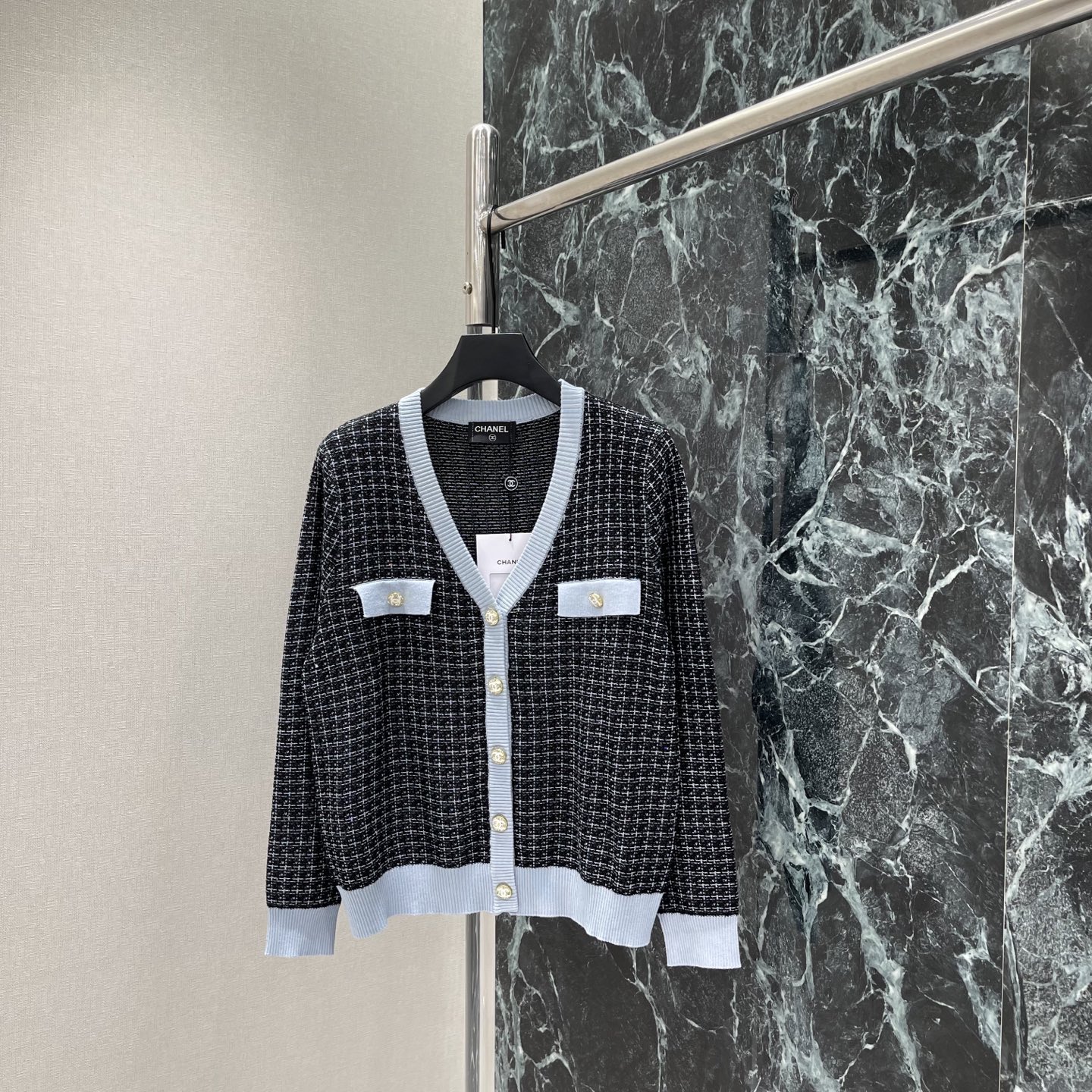 NO:948706,Xiaoxiang 26 early autumn new style Xiaoxiang style cardigan with light blue ribbed edges and gold double C buttons are very recognizable! V-neck + symmetrical pocket design is elegant and practical, warm and fashionable. It can be easily used in commuting and daily formal occasions. It looks great with wide-leg pants or skirts, and it is easy to create a high-end outfit. One color SML, Chanel-clothing, chanel, skirts,19860909小香 26早秋新款 小香风开衫 浅蓝罗纹边 金色双C纽扣超有辨识度!V领+对称口袋设计 优雅又实用 保暖又时髦 通勤日常正式场合都能轻松驾驭 搭配阔腿裤或裙装都很出彩,轻松打造高级感穿搭.一个色SML,香奈儿-服装,chanel,skirts,,Women's clothing