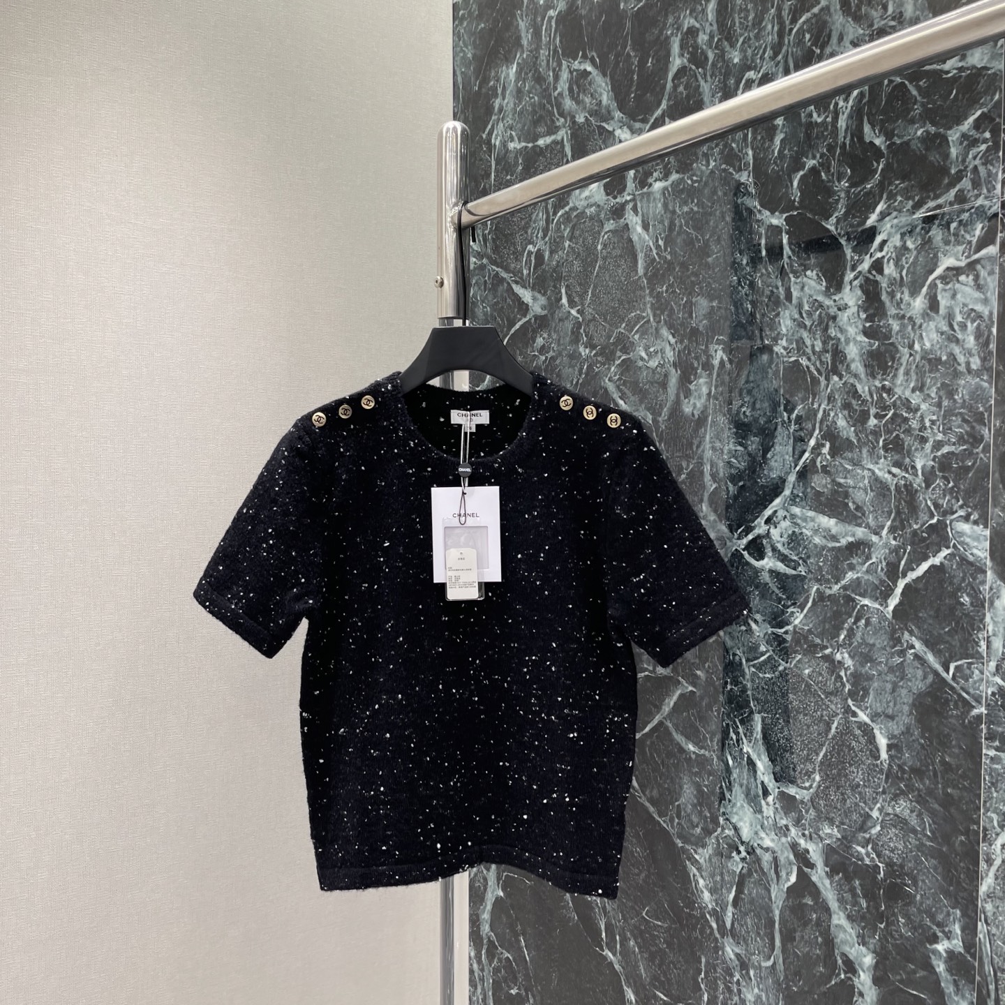 NO:948680,Xiaoxiang 26 early autumn new style Fine glitter knitted short sleeves embellished with fine sequins Low-key sparkle like the starry sky Metal button design on the shoulders Full details Add a sense of luxury Comfortable and breathable to wear in summer Easily matched with trousers or skirts Elegant and fashionable Easily manageable in daily life or light luxury occasions, it is a high-end item with both practicality and design. Two colors SML, Chanel-clothing, chanel, skirts, T-shirt,19860909小香 26早秋新款 细闪针织短袖 点缀细密珠片 低调闪耀如星空 肩部金属纽扣设计 细节满分 增添奢华感 夏季穿着舒适透气 轻松搭配裤装或裙装 优雅又时髦 日常或轻奢场合都能轻松驾驭,是实用与设计感兼具的高端单品.两个色SML,香奈儿-服装,chanel,skirts,T-shirt,,Women's clothing