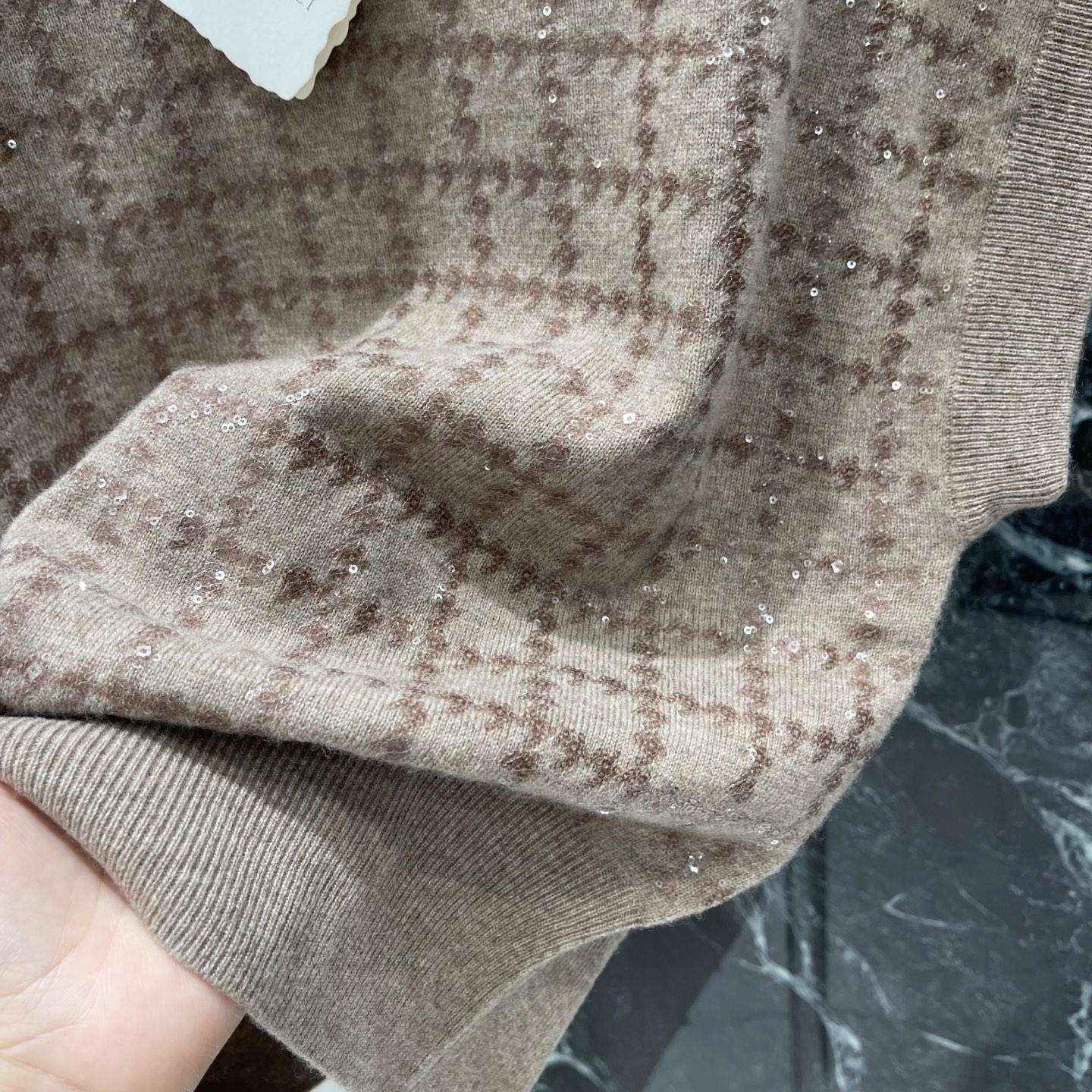 BC 26早秋新款 羊绒格纹针织背心 100%高支山羊绒，触感软糯亲肤 贴身穿着超舒适 格纹内嵌细闪珠片，低调又精致 光