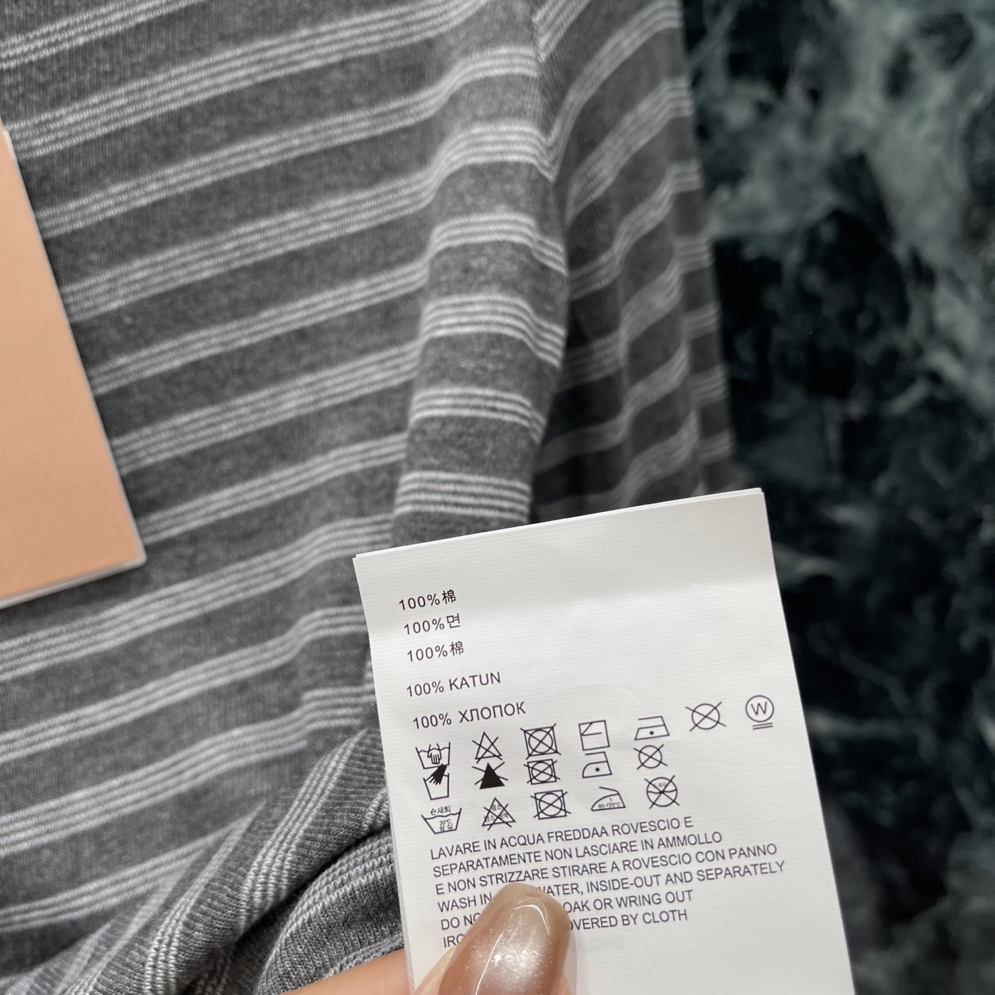 Miu 26早秋新款 条纹连衣裙 修身包臀设计 一字领修饰肩颈线条,优雅又显身材 灰黑细条纹低调高级 春秋单穿或内搭都很