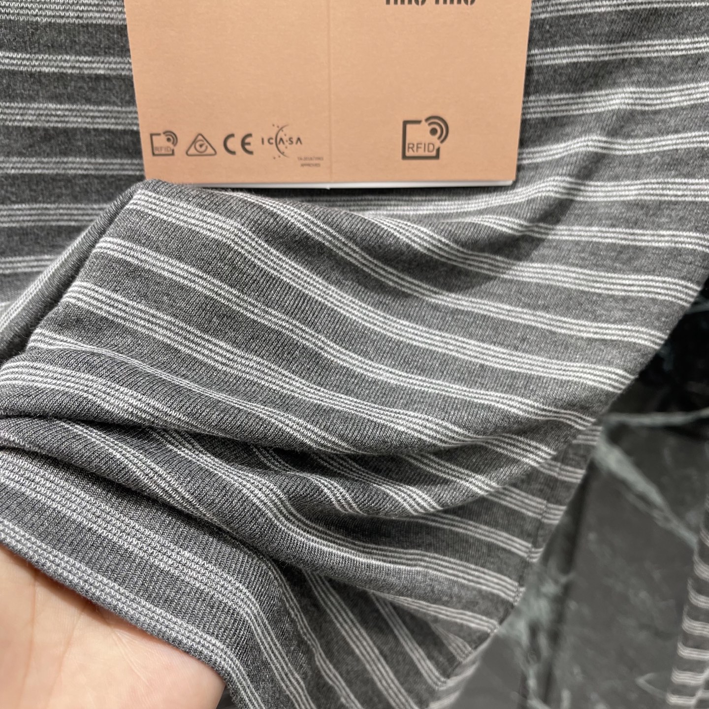 Miu 26早秋新款 条纹上衣 修身设计 一字领修饰肩颈线条,优雅又显身材 灰黑细条纹低调高级 春秋单穿或内搭都很 OK