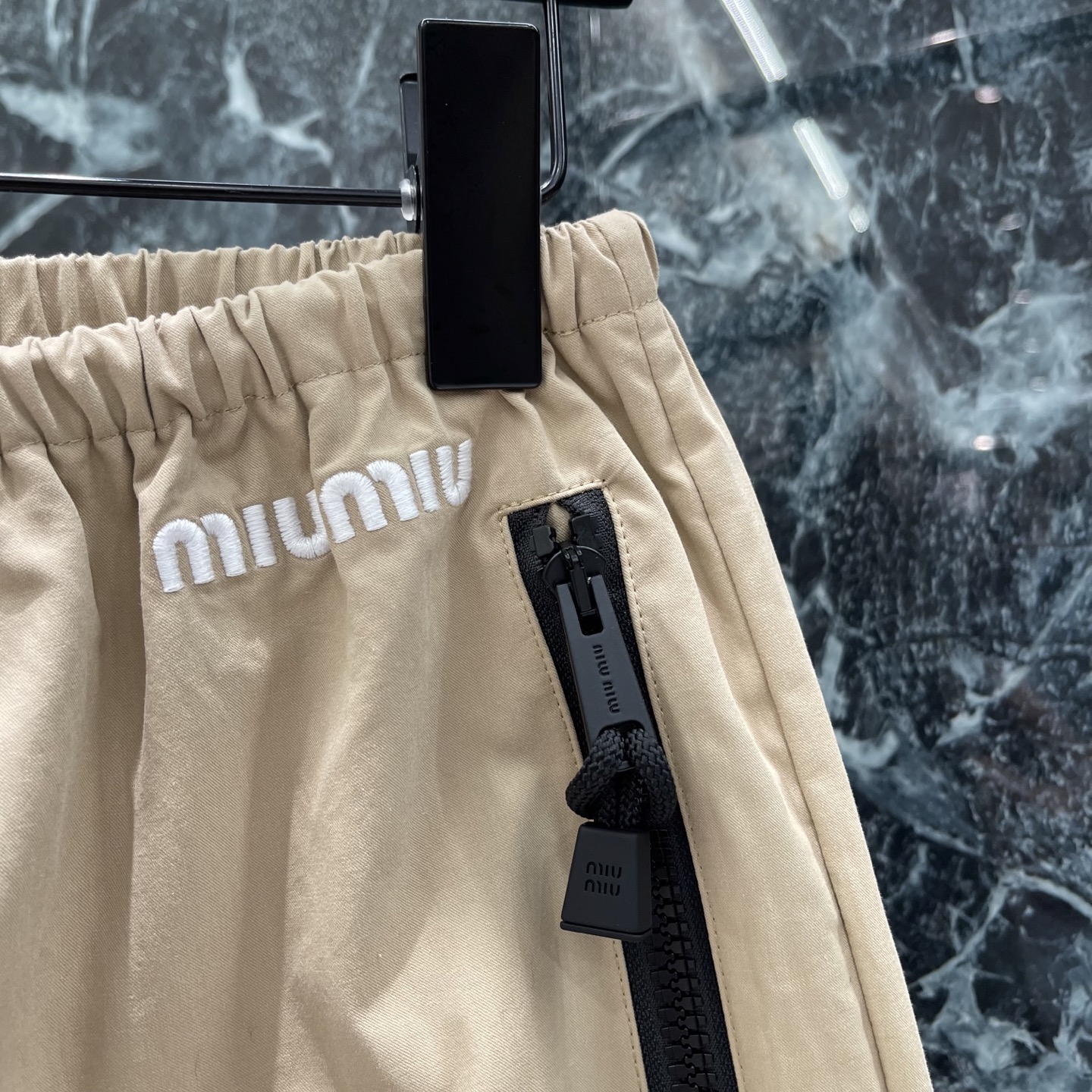 Miu 26早秋新款 运动长裤 日常穿搭或户外活动都很合适!抽绳松紧腰+侧边拉链口袋 实用又有设计感 宽松裤腿修饰腿型 
