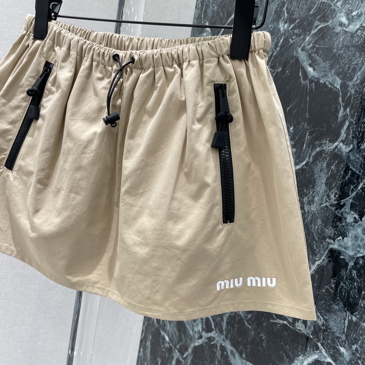 Miu 26早秋新款 抽绳短裙 侧边拉链口袋+抽绳设计实用又有细节感~腰部松紧 穿着自在不勒人，甜酷风格轻松拿捏 通勤休