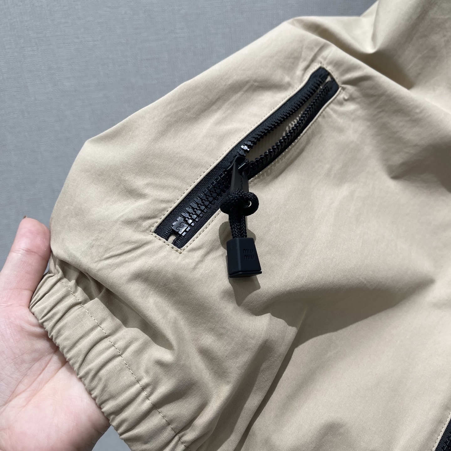 Miu 26早秋新款 翻领长袖外套 通勤或轻户外都超适合!利落版型+柔软触感 都市与自然风格轻松切换 燕麦棕低调百搭，怎