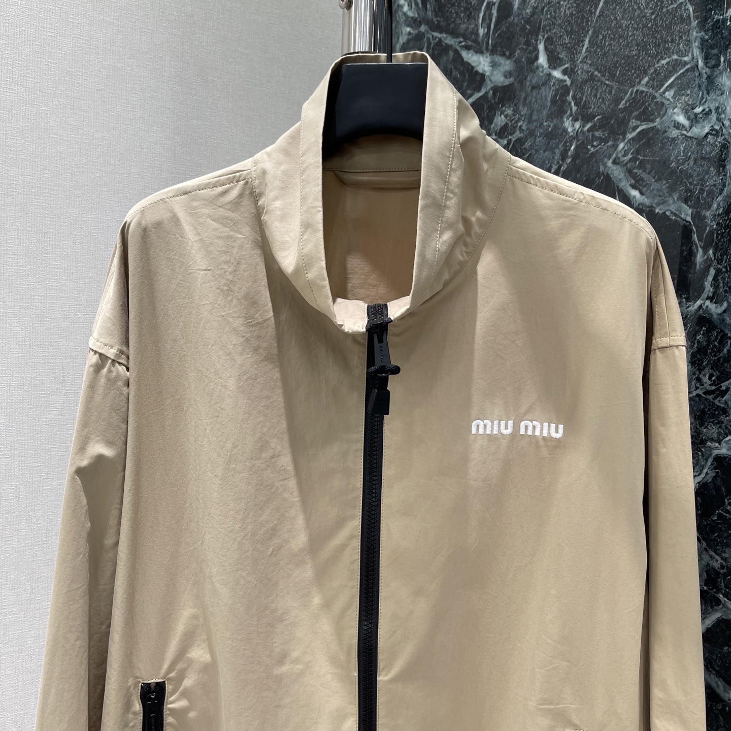 Miu 26早秋新款 翻领长袖外套 通勤或轻户外都超适合!利落版型+柔软触感 都市与自然风格轻松切换 燕麦棕低调百搭，怎