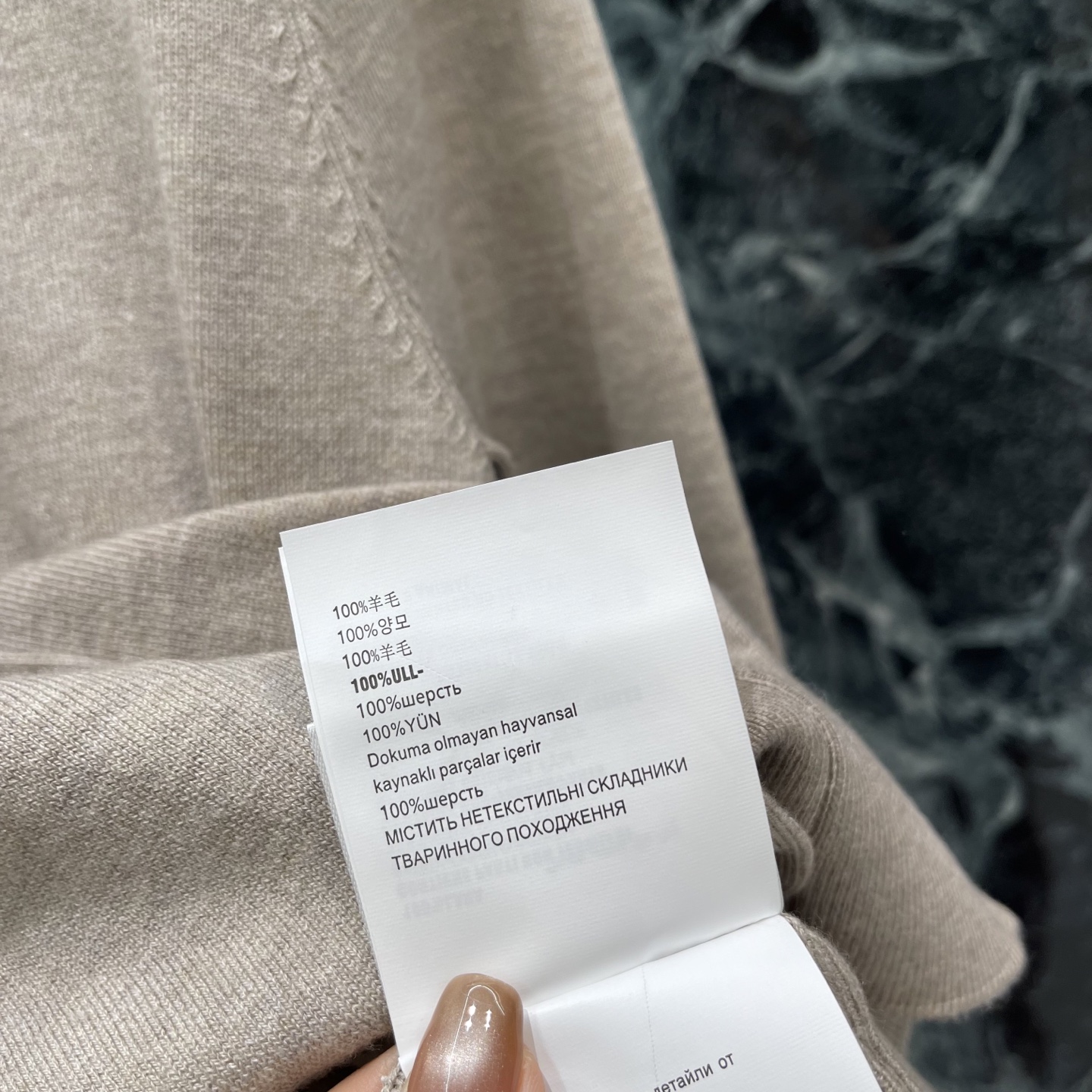Miu 26早秋新款 V领针织开衫 柔软针织面料 简约设计,春秋季节穿搭超合适 通勤休闲都能轻松驾驭。修身剪裁，贴合身形