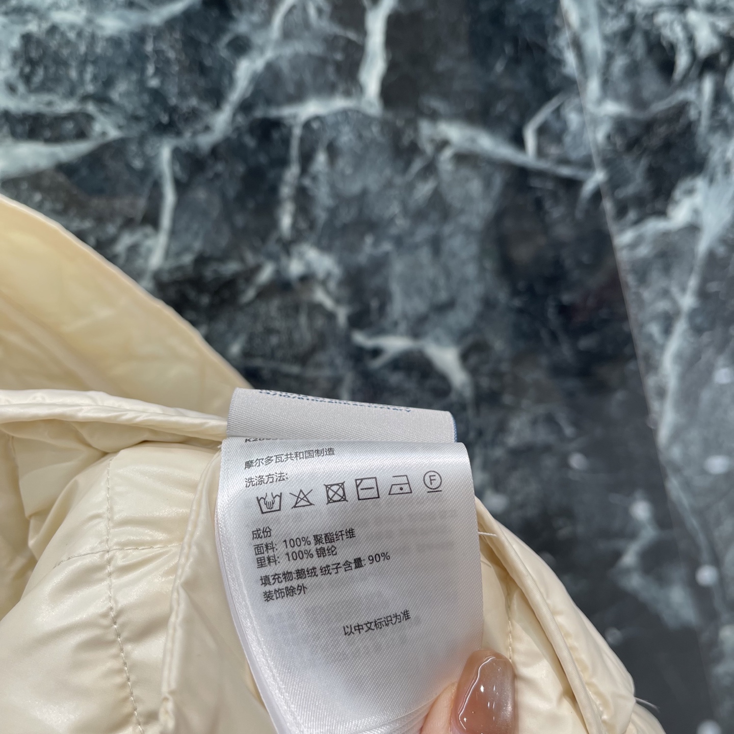 蒙口 26早秋新款 菱格羽绒服 奶白色斜菱格绗缝设计 立领+四个金属扣口袋 细节精致又实用充绒蓬松 保暖不臃肿 轻松打造