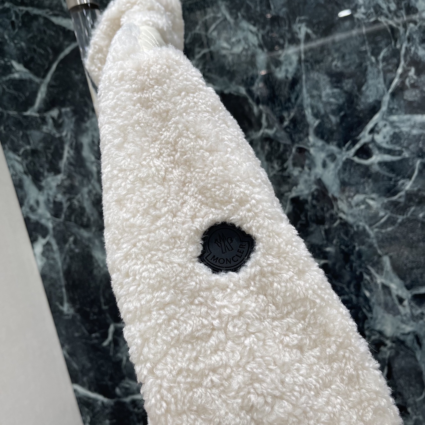 蒙口 26早秋新款 泰迪绒拼接外套 外层柔软毛绒 内里羽绒填充，保暖又时髦!单排扣+黑色织带点缀 细节满分。立领设计超有