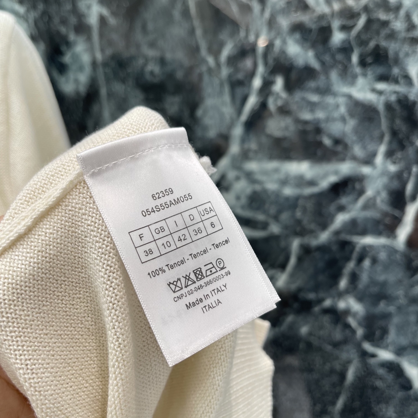 Ｄ家 26早秋新款 荷叶边针织开衫 柔软面料超舒适V领+荷叶边设计法式优雅满分 正面纽扣方便穿脱 左下角蜜蜂刺绣超有辨识